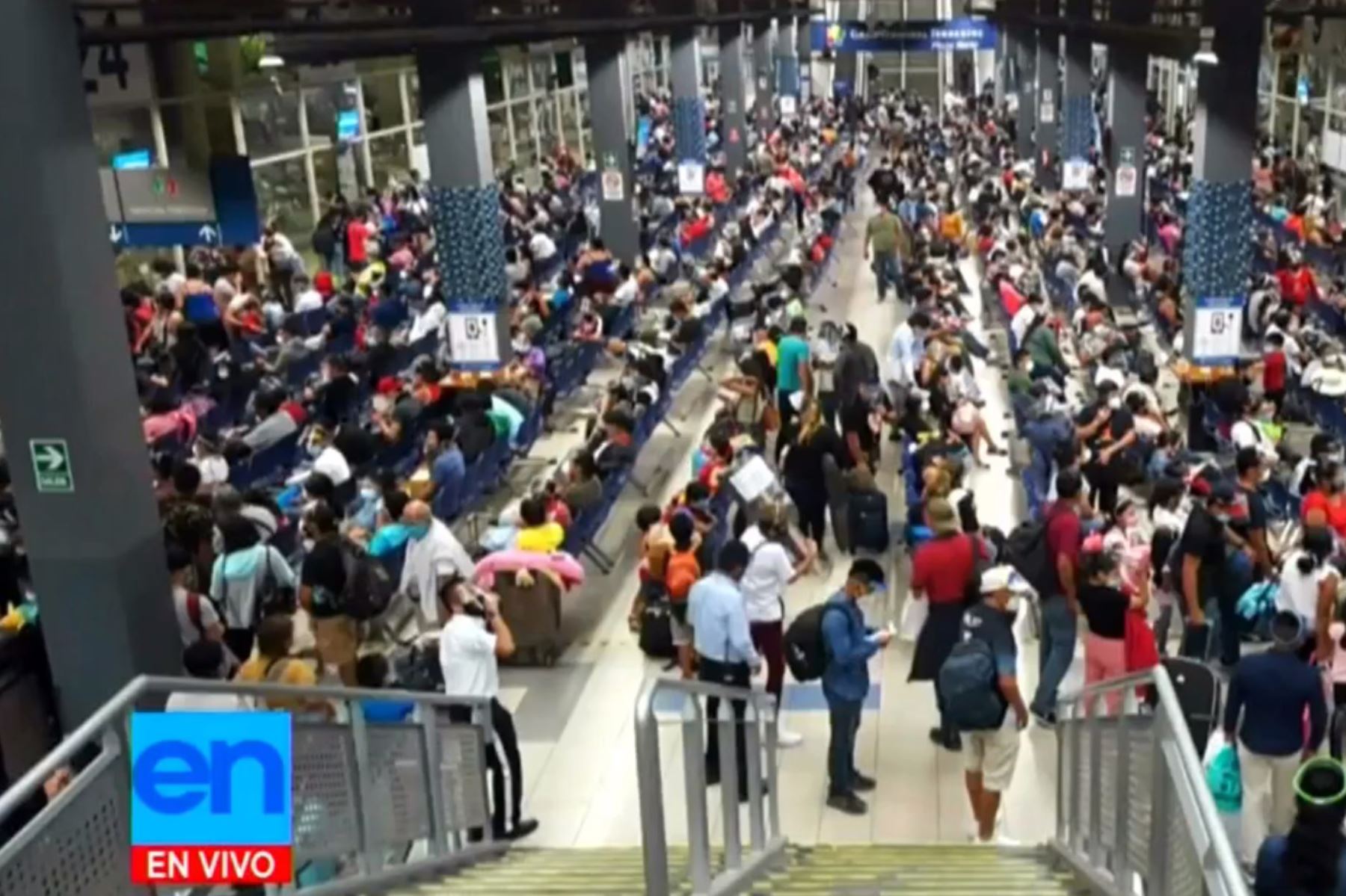Afluencia masiva de viajeros se registra en el terminal terrestre Plaza Norte. Foto: Captura TV