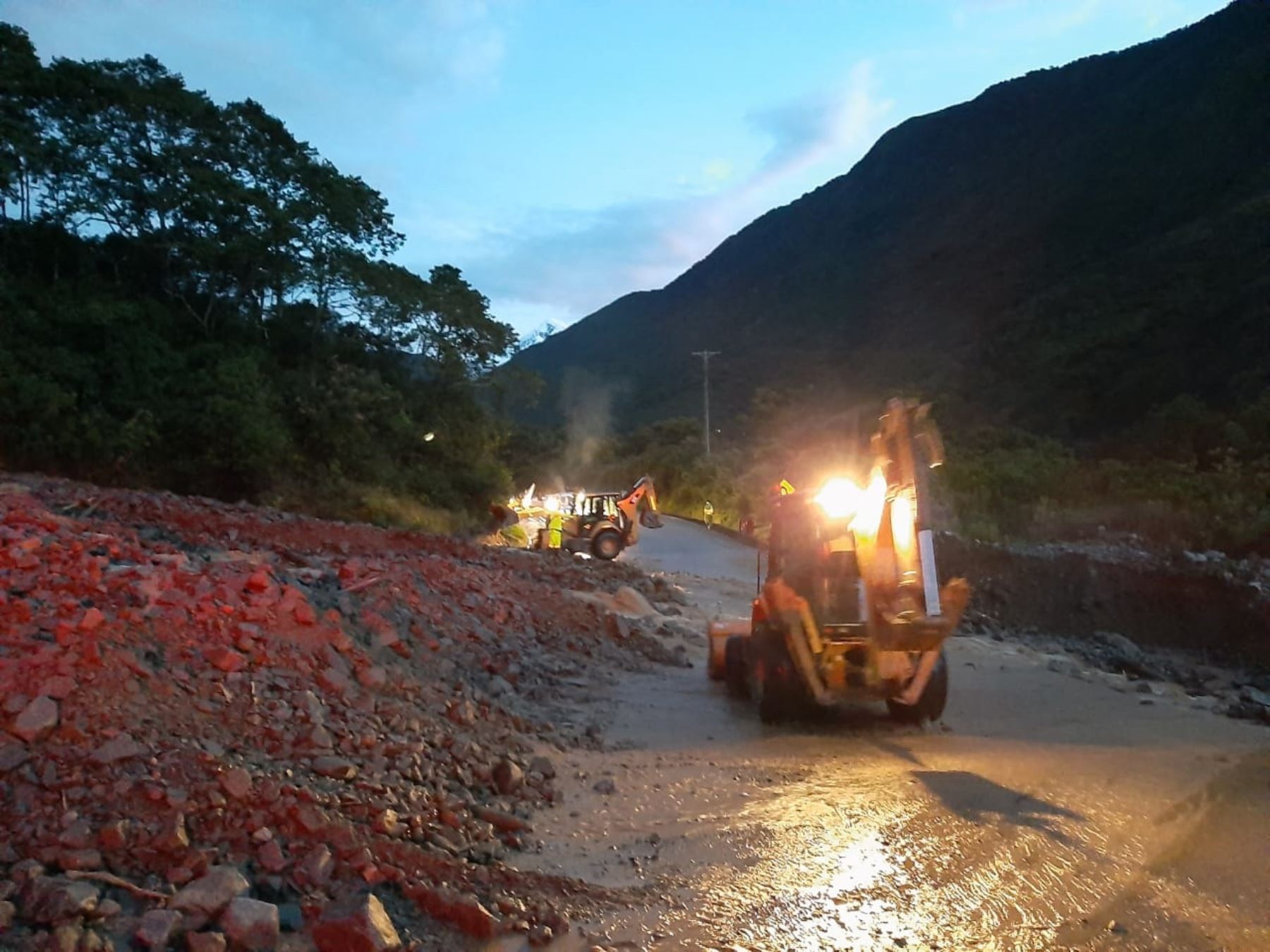 El tránsito se encuentra restringido en la carretera Cusco-Quillabamba a causa de un deslizamiento provocado por las lluvias intensas que se registran en la zona.
