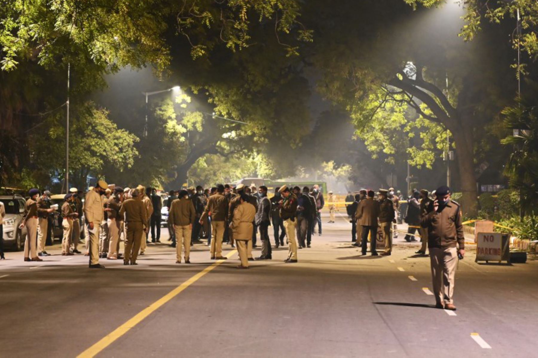 La policía acordona un área en una calle después de una explosión cerca de la embajada de Israel en Nueva Delhi. Foto: AFP