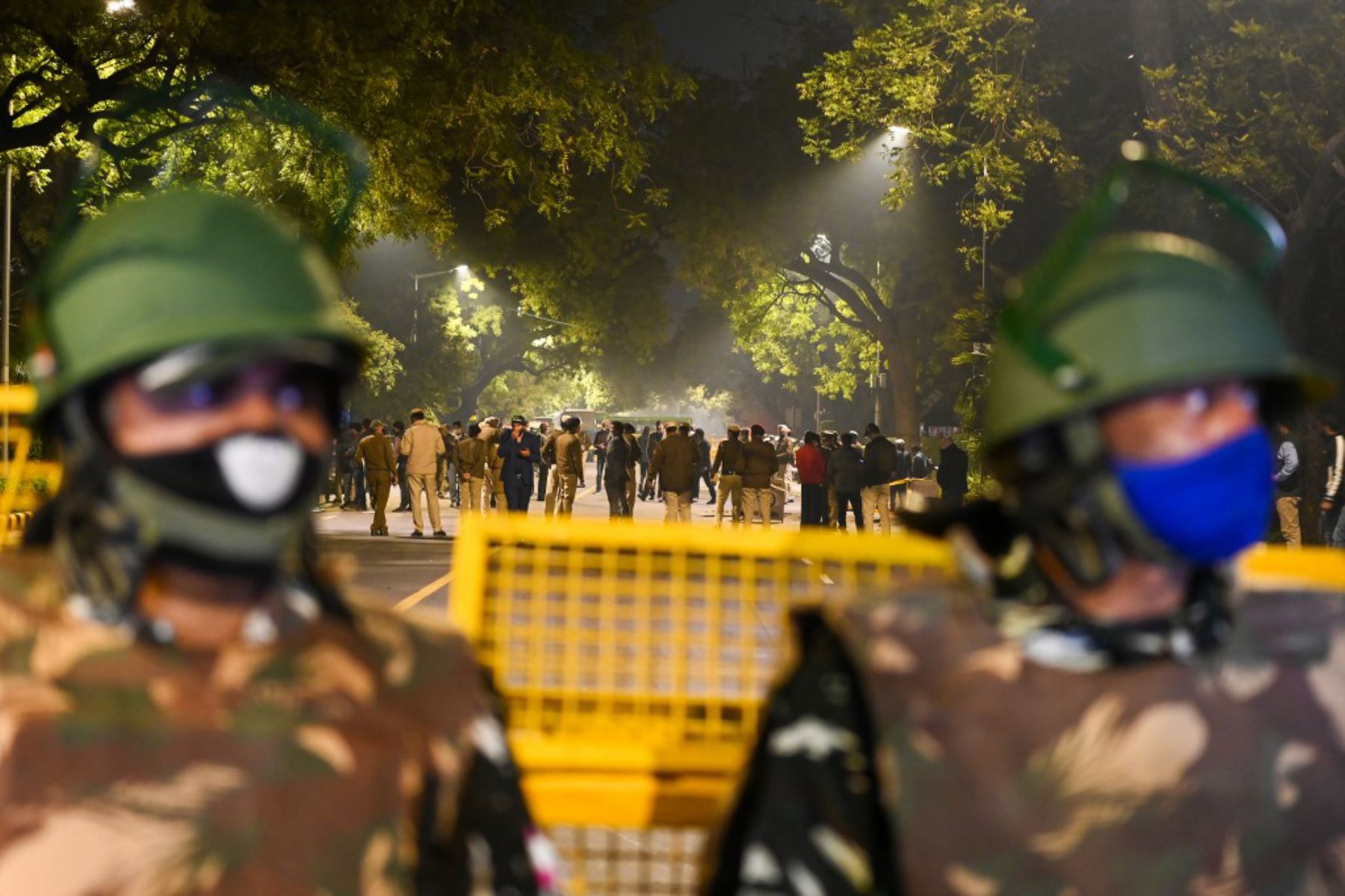 La policía acordona un área en una calle después de una explosión cerca de la embajada de Israel en Nueva Delhi. Foto: AFP