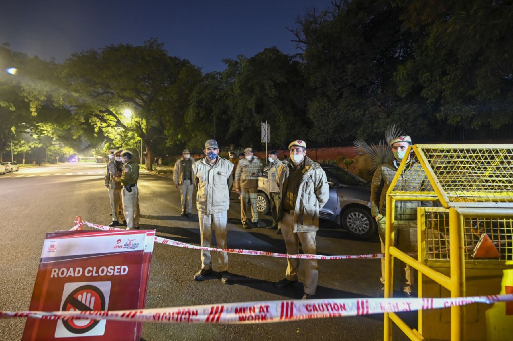 La policía cierra una calle después de una explosión cerca de la embajada de Israel en Nueva Delhi. Foto: AFP