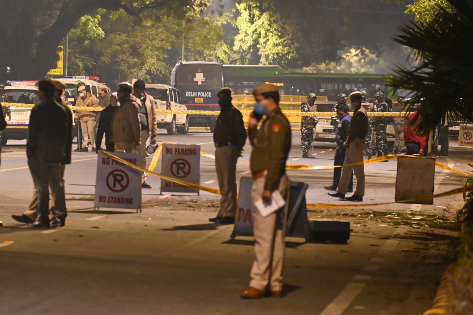La policía cierra una calle después de una explosión cerca de la embajada de Israel en Nueva Delhi. Foto: AFP