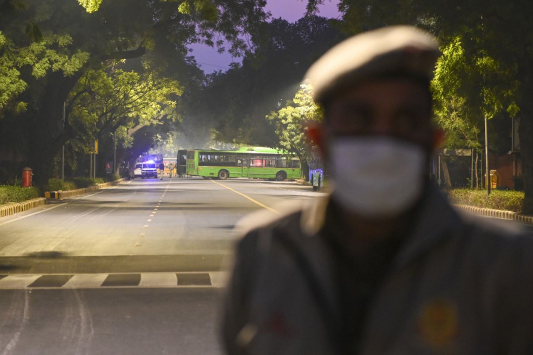 La policía cierra una calle después de una explosión cerca de la embajada de Israel en Nueva Delhi. Foto: AFP