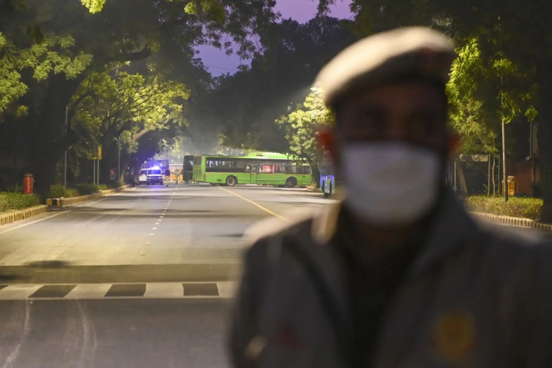 La policía cierra una calle después de una explosión cerca de la embajada de Israel en Nueva Delhi. Foto: AFP