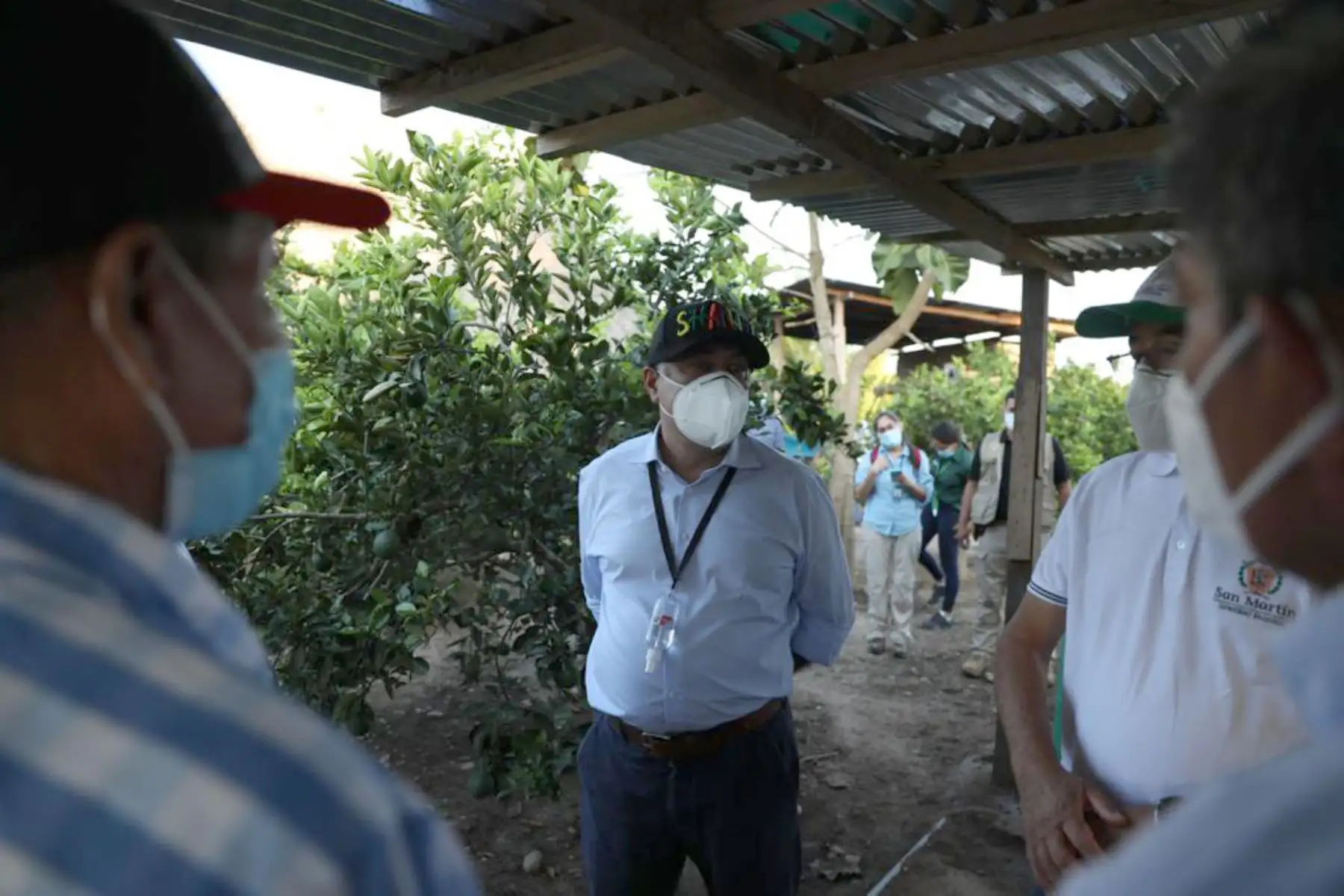 El ministro de Trabajo y Promoción del Empleo Javier Palacios, recoge experiencias de las plantaciones de naranja en el distrito de Sacanche, provincia de Huallaga, conocidas por su alta productividad a través del riego tecnificado. Foto: ANDINA/ MTPE