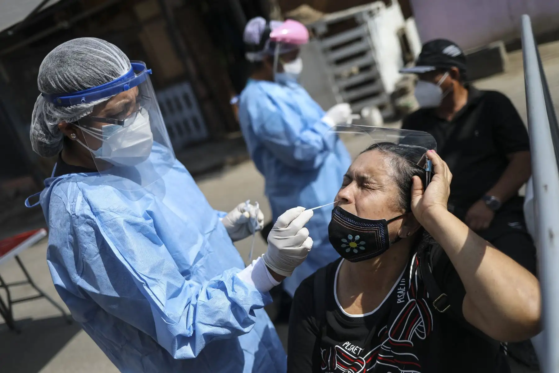 Con el objetivo de seguir velando por la salud de la población y generar espacios libres de COVID-19, la Municipalidad de Lima, a través de la campaña ‘Lima te cuida’ realizó pruebas de descarte  Covid-19 en el AAHH 1ro de mayo. Foto: ANDINA/Municipalidad de Lima