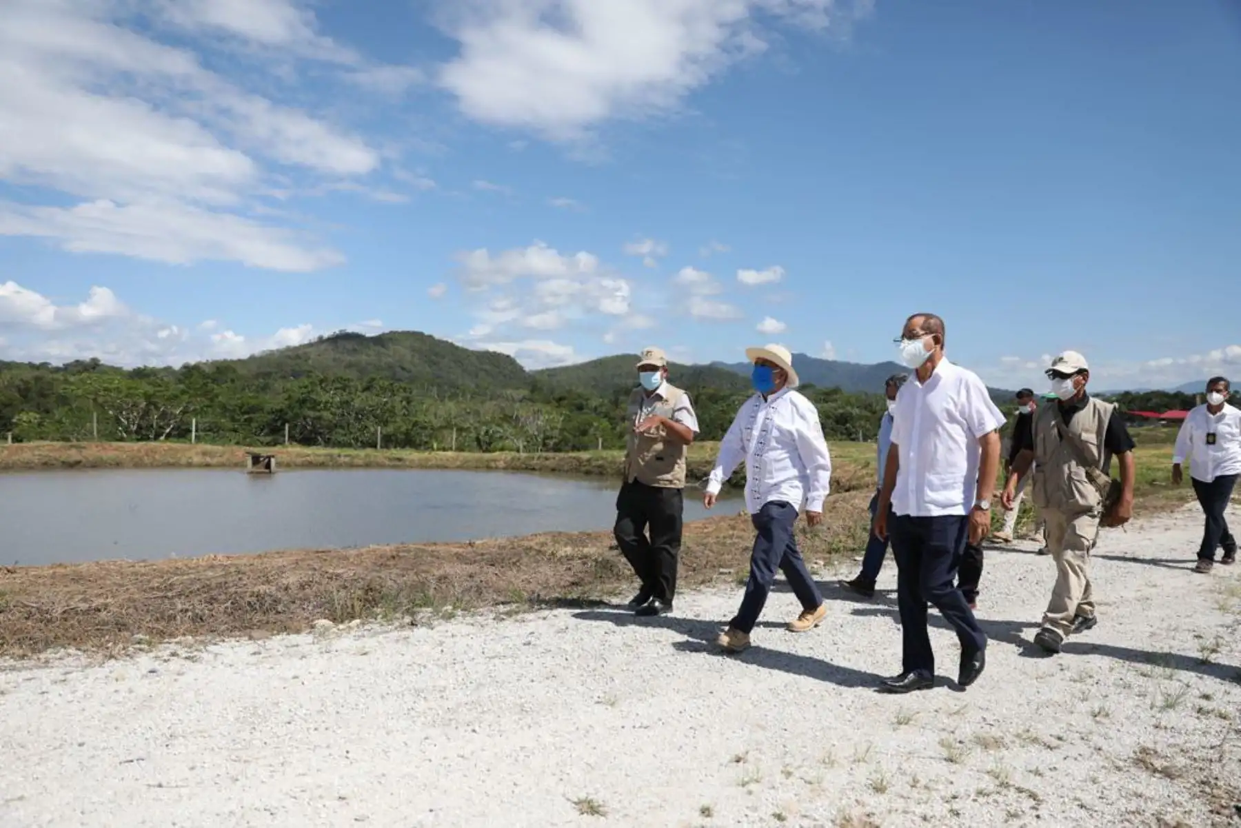 El ministro de Trabajo y Promoción del Empleo Javier Palacios, recoge experiencias de las plantaciones de naranja en el distrito de Sacanche, provincia de Huallaga, conocidas por su alta productividad a través del riego tecnificado. Foto: ANDINA/ MTPE