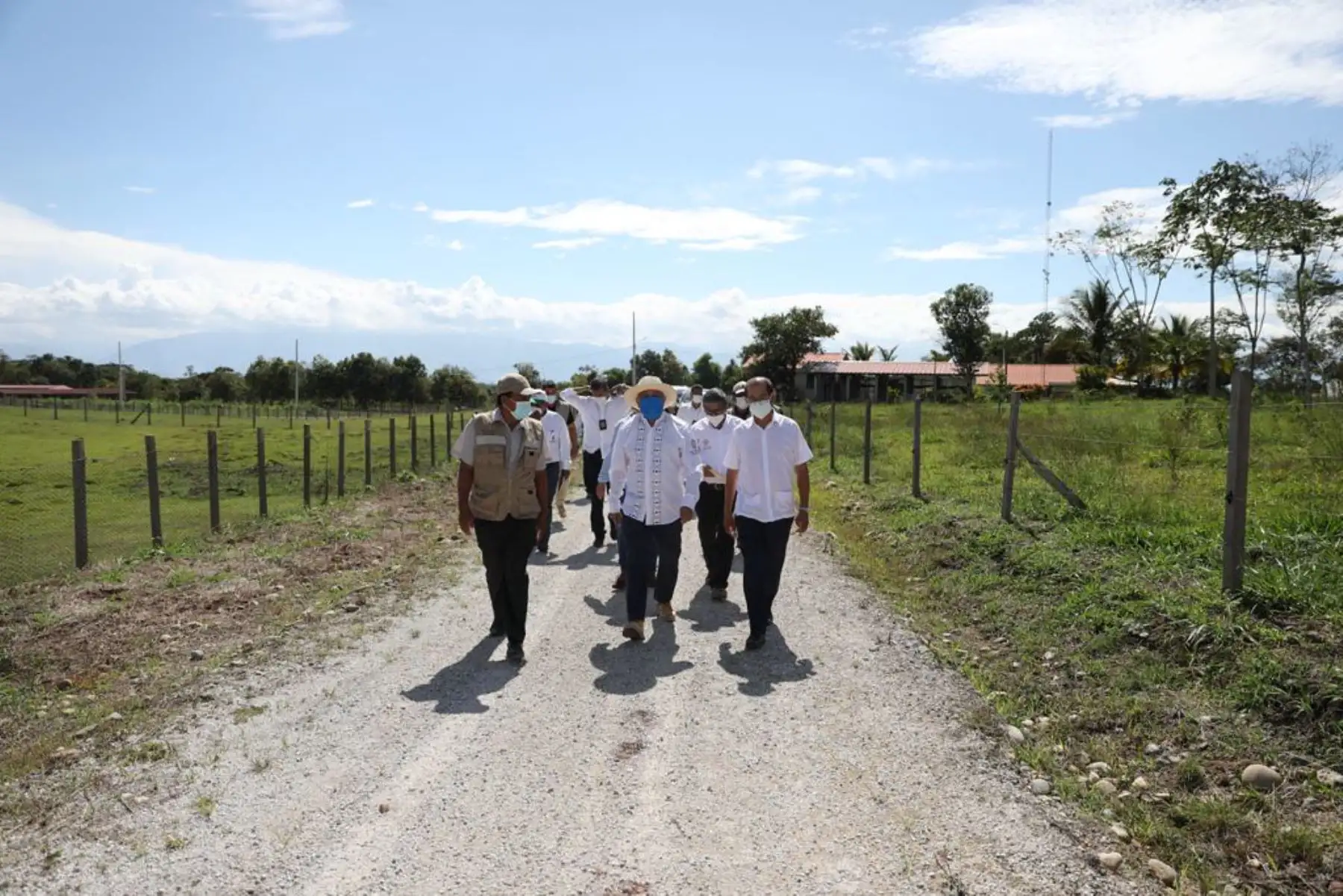 El ministro de Trabajo y Promoción del Empleo Javier Palacios, recoge experiencias de las plantaciones de naranja en el distrito de Sacanche, provincia de Huallaga, conocidas por su alta productividad a través del riego tecnificado. Foto: ANDINA/ MTPE