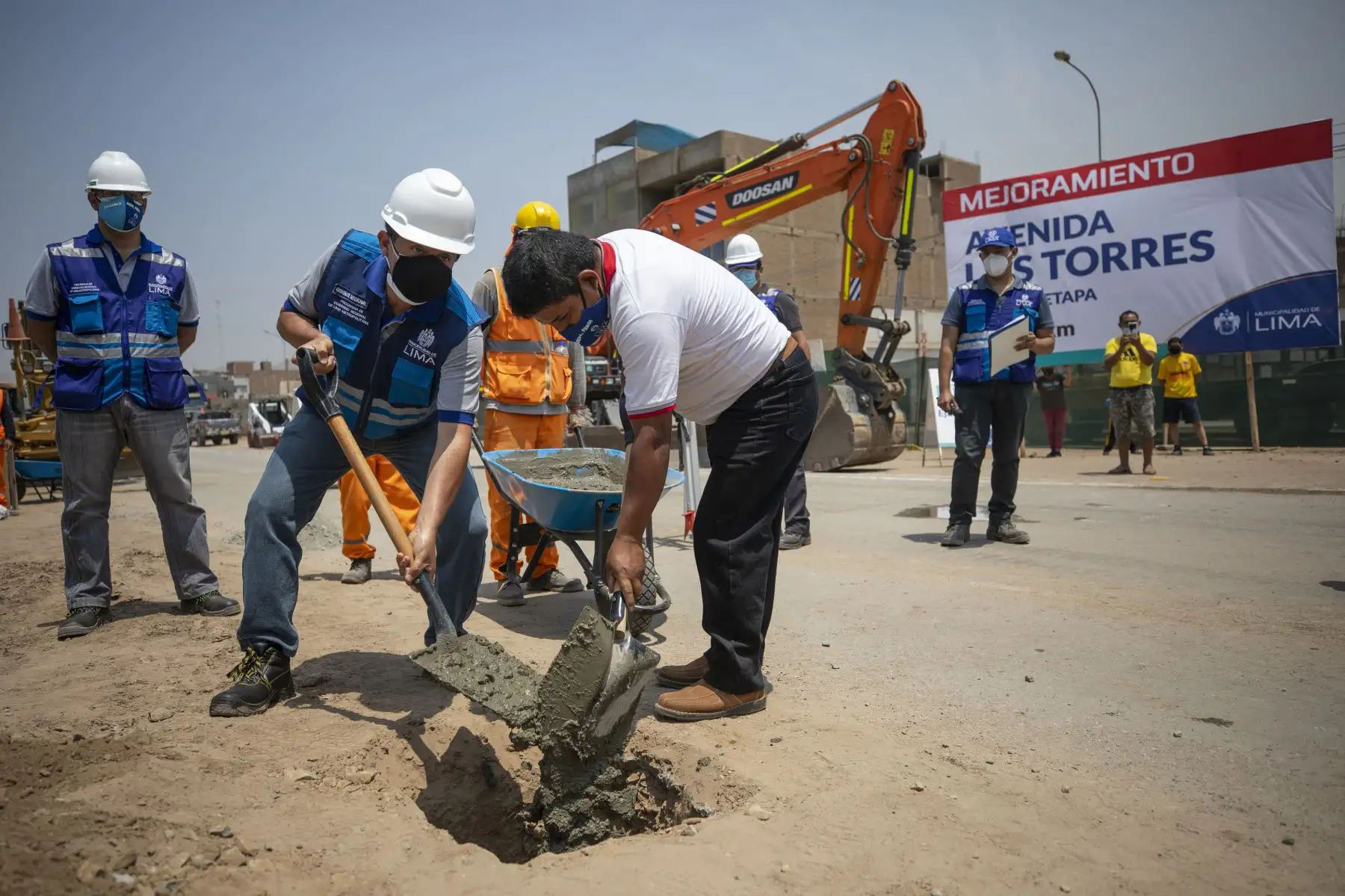 La Municipalidad de Lima inició las obras de mejoramiento de la primera etapa de la Av. Las Torres, de 2.71 kilómetros de extensión, comprendidos entre el puente Tumi y el arco de Jicamarca, en Lurigancho-Chosica.
Foto: Municipalidad de Lima