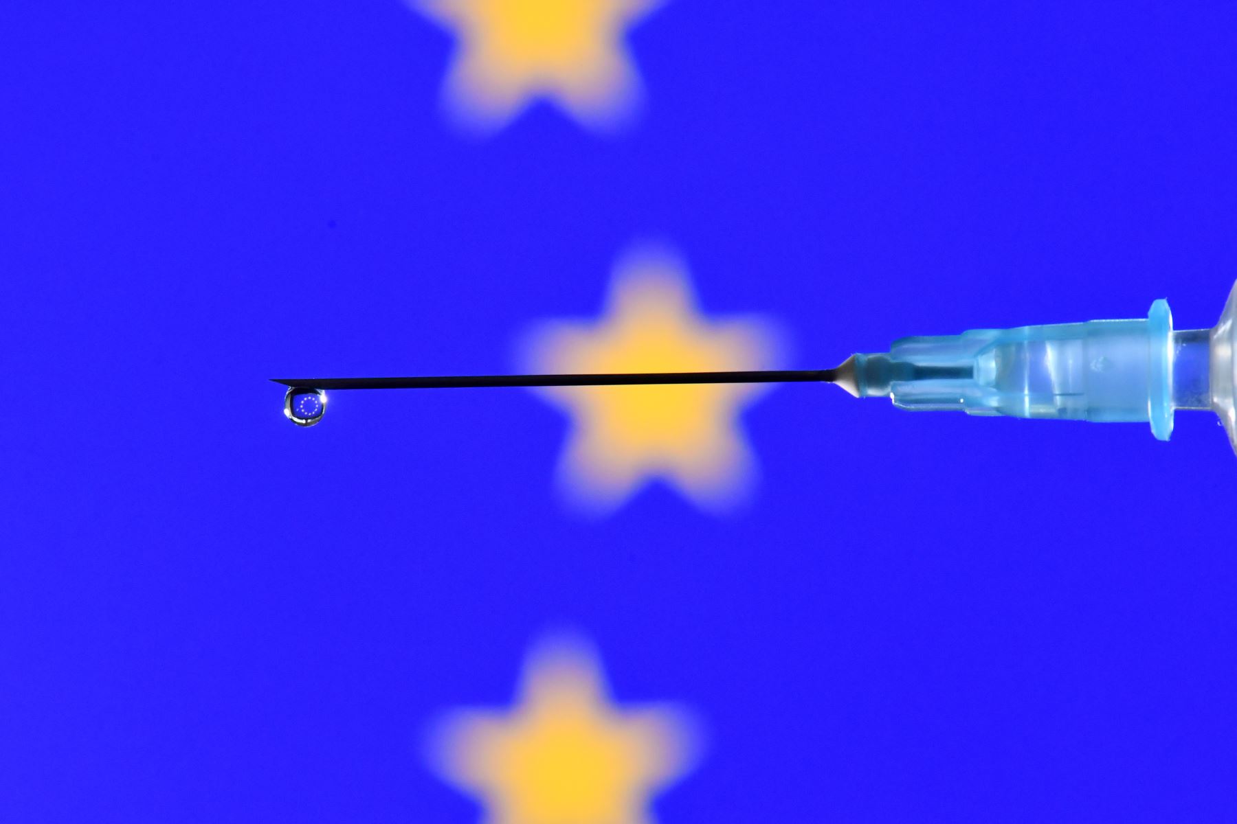 "Espero de la empresa que entregue las 400 millones de dosis como acordado", insistió la jefa del Ejecutivo europeo en Twitter, Ursula von der Leyen. Foto: AFP