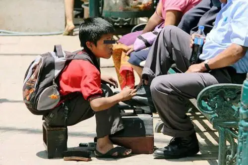 NIño trabajando como lustrabotas. ANDINA/Difusión