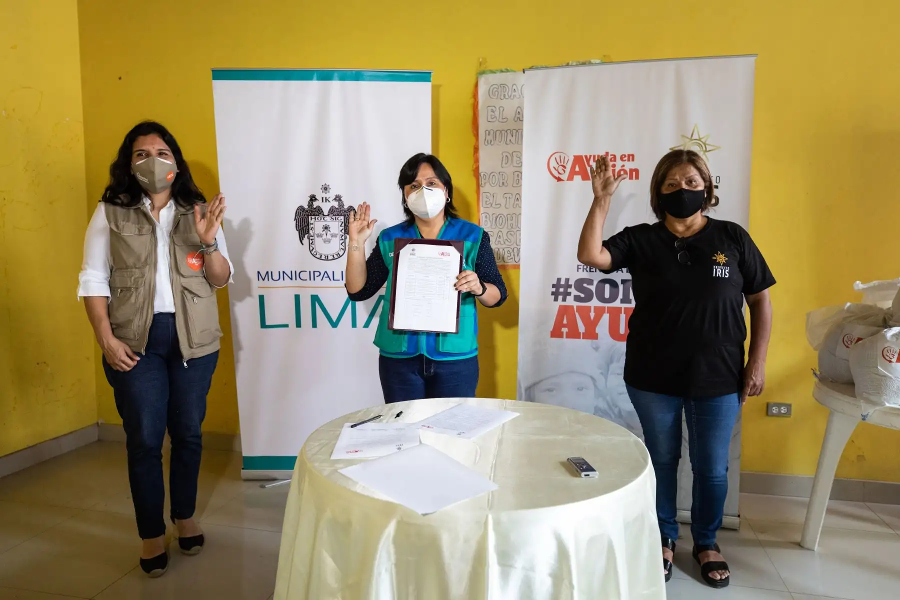 Más de 320 familias de las zonas más vulnerables de San Juan de Lurigancho fueron beneficiadas con canastas de alimentos de primera necesidad. La distribución, que se realizó con todos los protocolos de bioseguridad, estuvo a cargo de la Municipalidad de Lima, en alianza con la fundación Ayuda en Acción Perú. 
Foto: Municipalidad de Lima