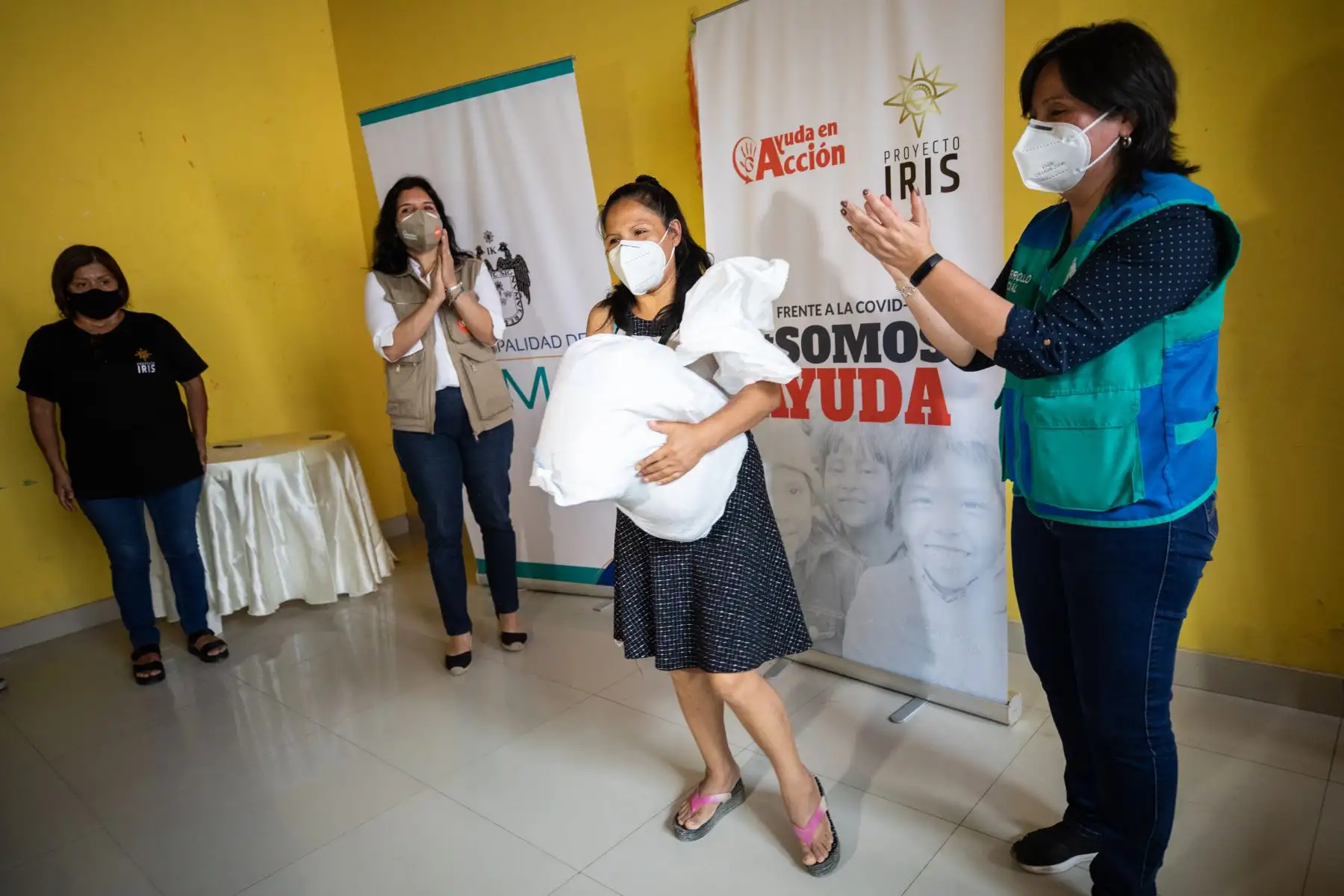 Más de 320 familias de las zonas más vulnerables de San Juan de Lurigancho fueron beneficiadas con canastas de alimentos de primera necesidad. La distribución, que se realizó con todos los protocolos de bioseguridad, estuvo a cargo de la Municipalidad de Lima, en alianza con la fundación Ayuda en Acción Perú. 
Foto: Municipalidad de Lima