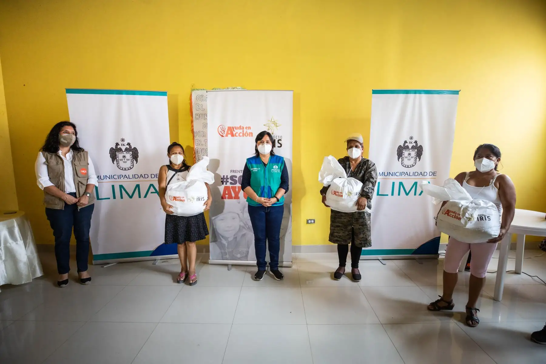 Más de 320 familias de las zonas más vulnerables de San Juan de Lurigancho fueron beneficiadas con canastas de alimentos de primera necesidad. La distribución, que se realizó con todos los protocolos de bioseguridad, estuvo a cargo de la Municipalidad de Lima, en alianza con la fundación Ayuda en Acción Perú. 
Foto: Municipalidad de Lima