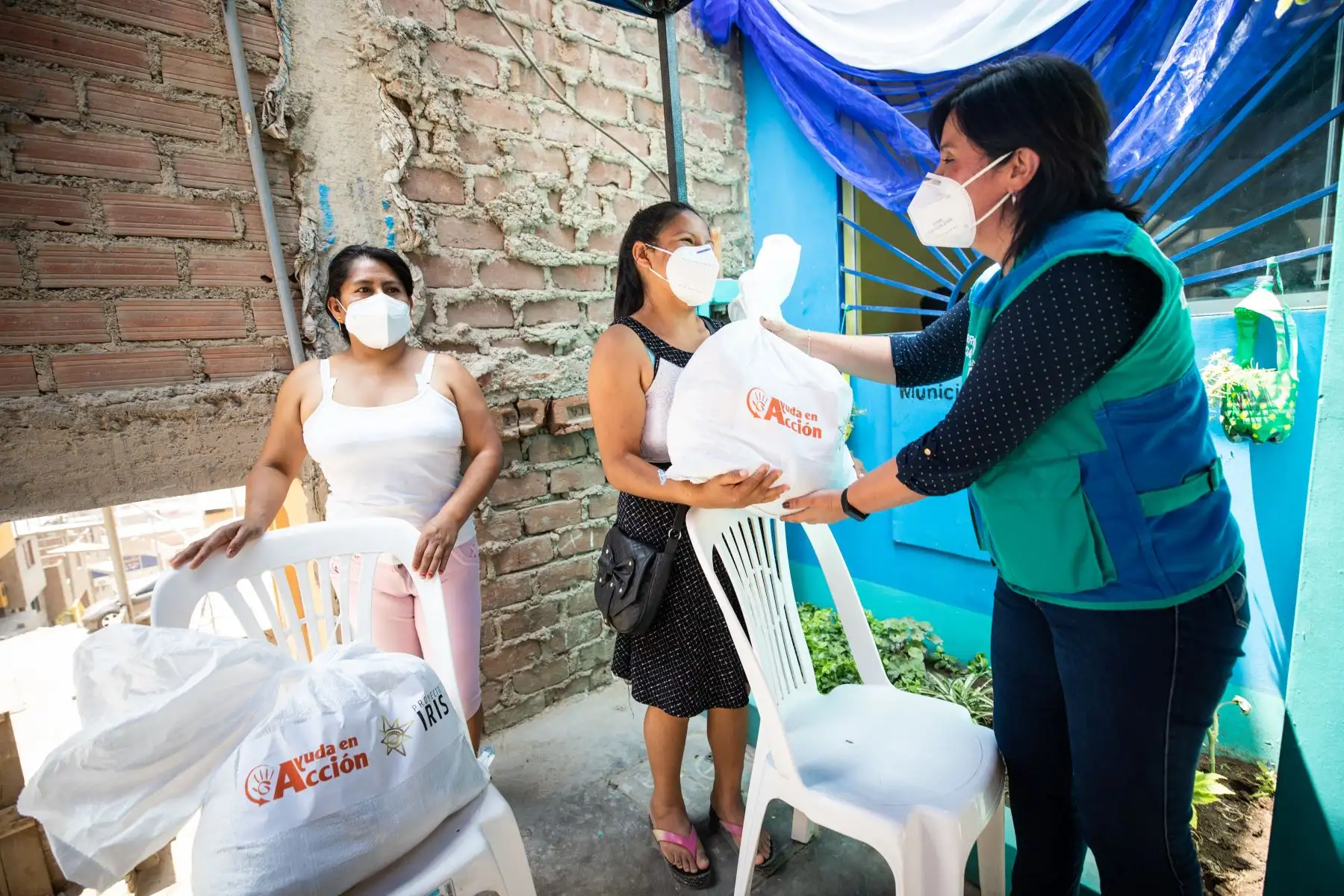 Más de 320 familias de las zonas más vulnerables de San Juan de Lurigancho fueron beneficiadas con canastas de alimentos de primera necesidad. La distribución, que se realizó con todos los protocolos de bioseguridad, estuvo a cargo de la Municipalidad de Lima, en alianza con la fundación Ayuda en Acción Perú. 
Foto: Municipalidad de Lima