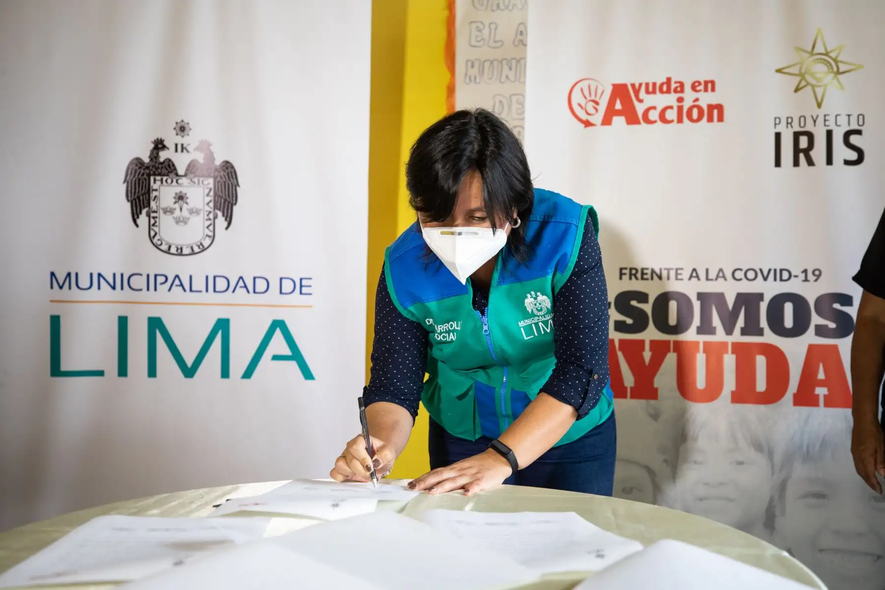 Más de 320 familias de las zonas más vulnerables de San Juan de Lurigancho fueron beneficiadas con canastas de alimentos de primera necesidad. La distribución, que se realizó con todos los protocolos de bioseguridad, estuvo a cargo de la Municipalidad de Lima, en alianza con la fundación Ayuda en Acción Perú. 
Foto: Municipalidad de Lima