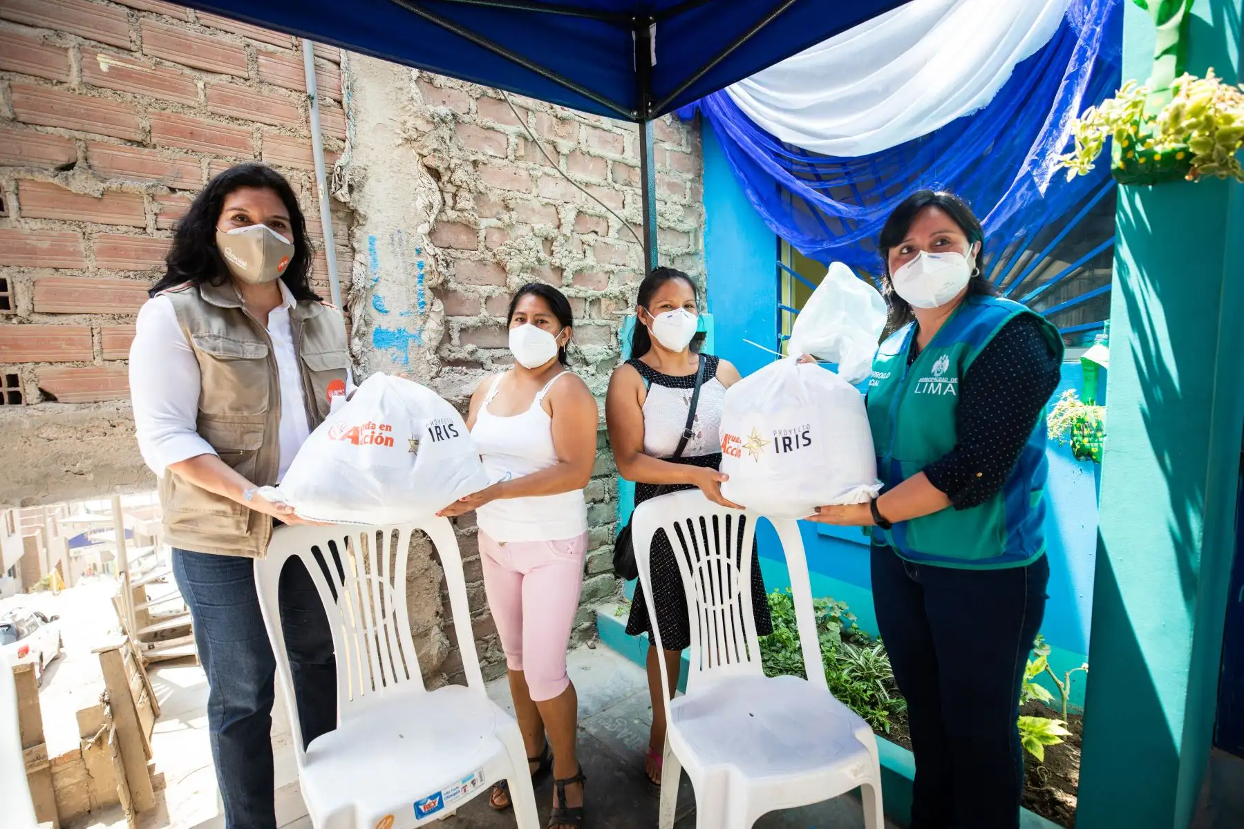 Más de 320 familias de las zonas más vulnerables de San Juan de Lurigancho fueron beneficiadas con canastas de alimentos de primera necesidad. La distribución, que se realizó con todos los protocolos de bioseguridad, estuvo a cargo de la Municipalidad de Lima, en alianza con la fundación Ayuda en Acción Perú. 
Foto: Municipalidad de Lima