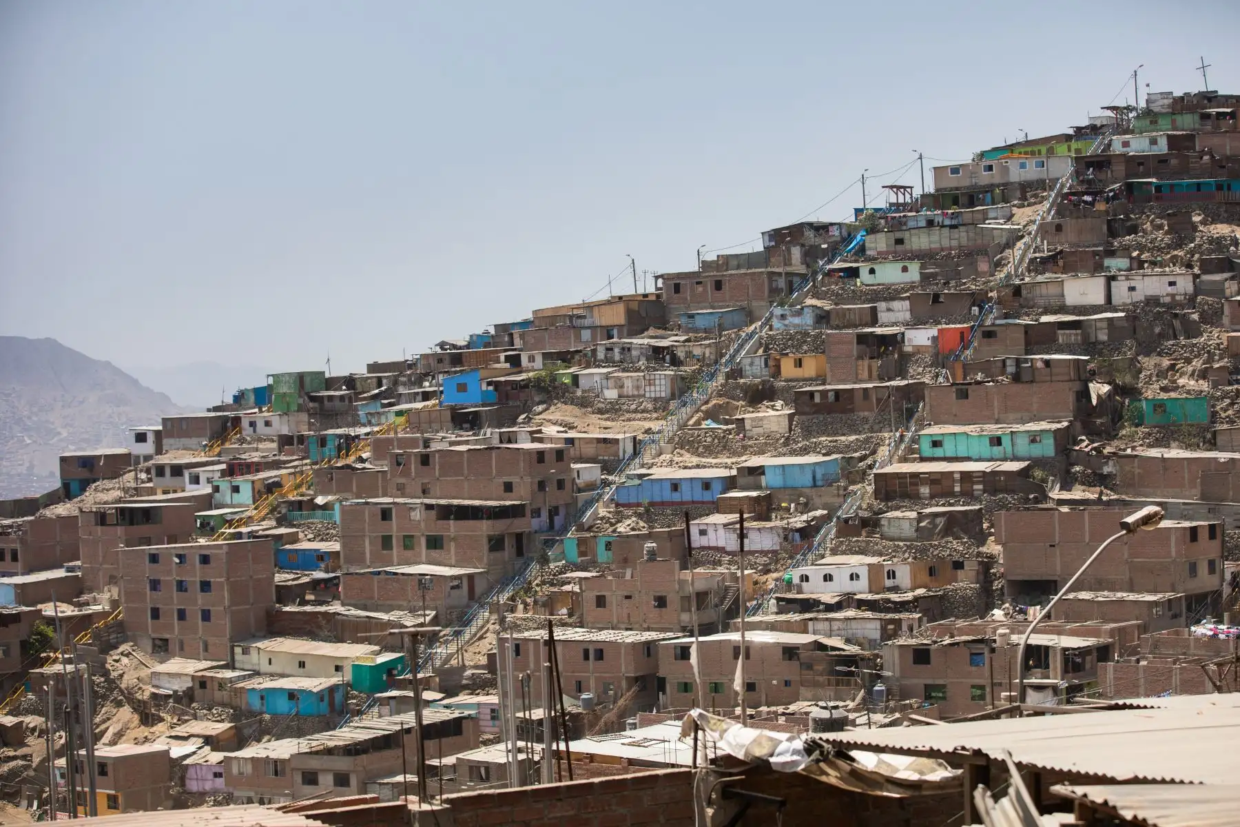 Más de 320 familias de las zonas más vulnerables de San Juan de Lurigancho fueron beneficiadas con canastas de alimentos de primera necesidad. La distribución, que se realizó con todos los protocolos de bioseguridad, estuvo a cargo de la Municipalidad de Lima, en alianza con la fundación Ayuda en Acción Perú. 
Foto: Municipalidad de Lima