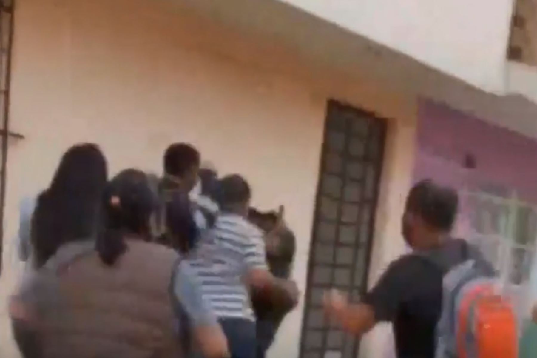 El policía fue agredido con un ladrillo en la cabeza, cuando intervino a Bernaola Huamán, de 18 años, y otro ciudadano por presuntamente no usar mascarilla. Foto: captura TV.