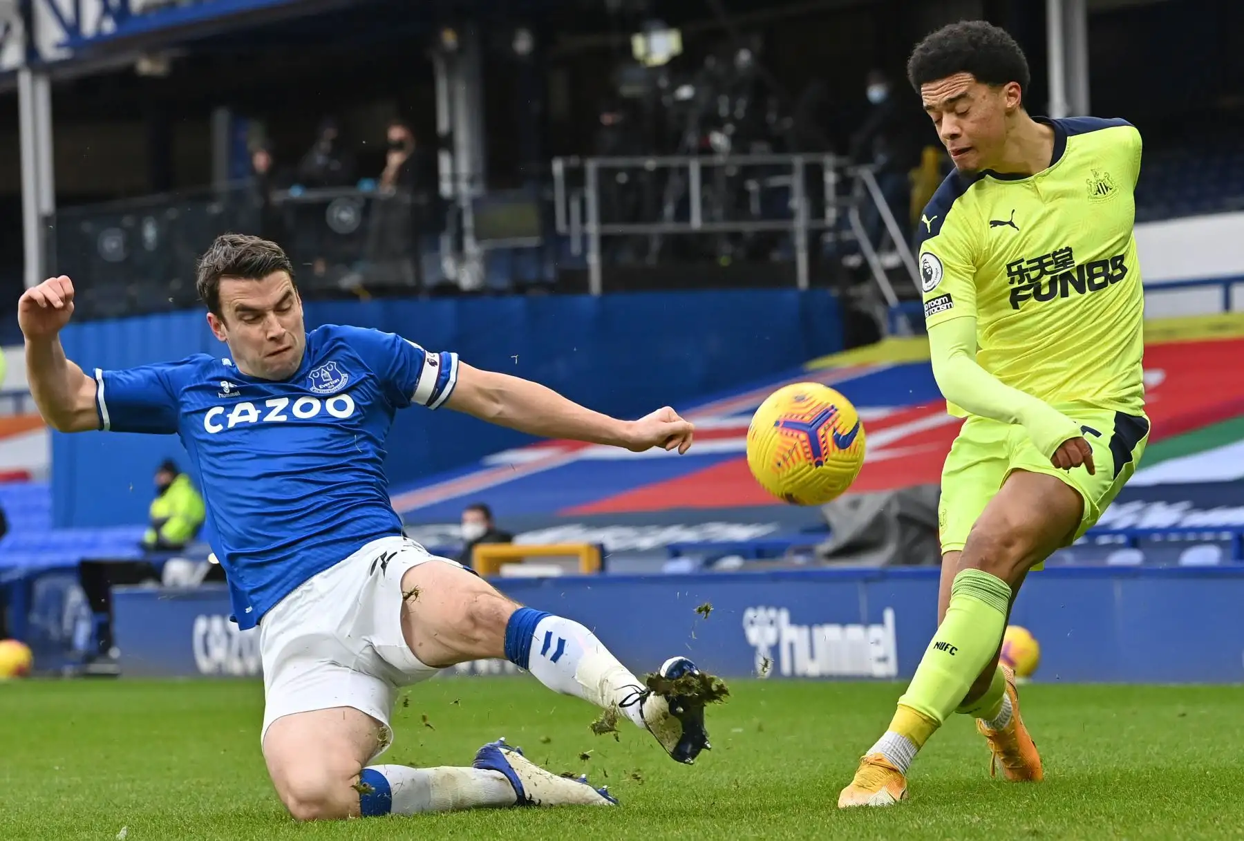 El defensor irlandés del Everton, Seamus Coleman (izq.), Bloquea un disparo del defensor norirlandés nacido en Inglaterra del Newcastle United, Jamal Lewis, durante el partido de fútbol de la Premier League inglesa entre Everton y Newcastle United en Goodison Park en Liverpool, noroeste de Inglaterra.
Foto: AFP