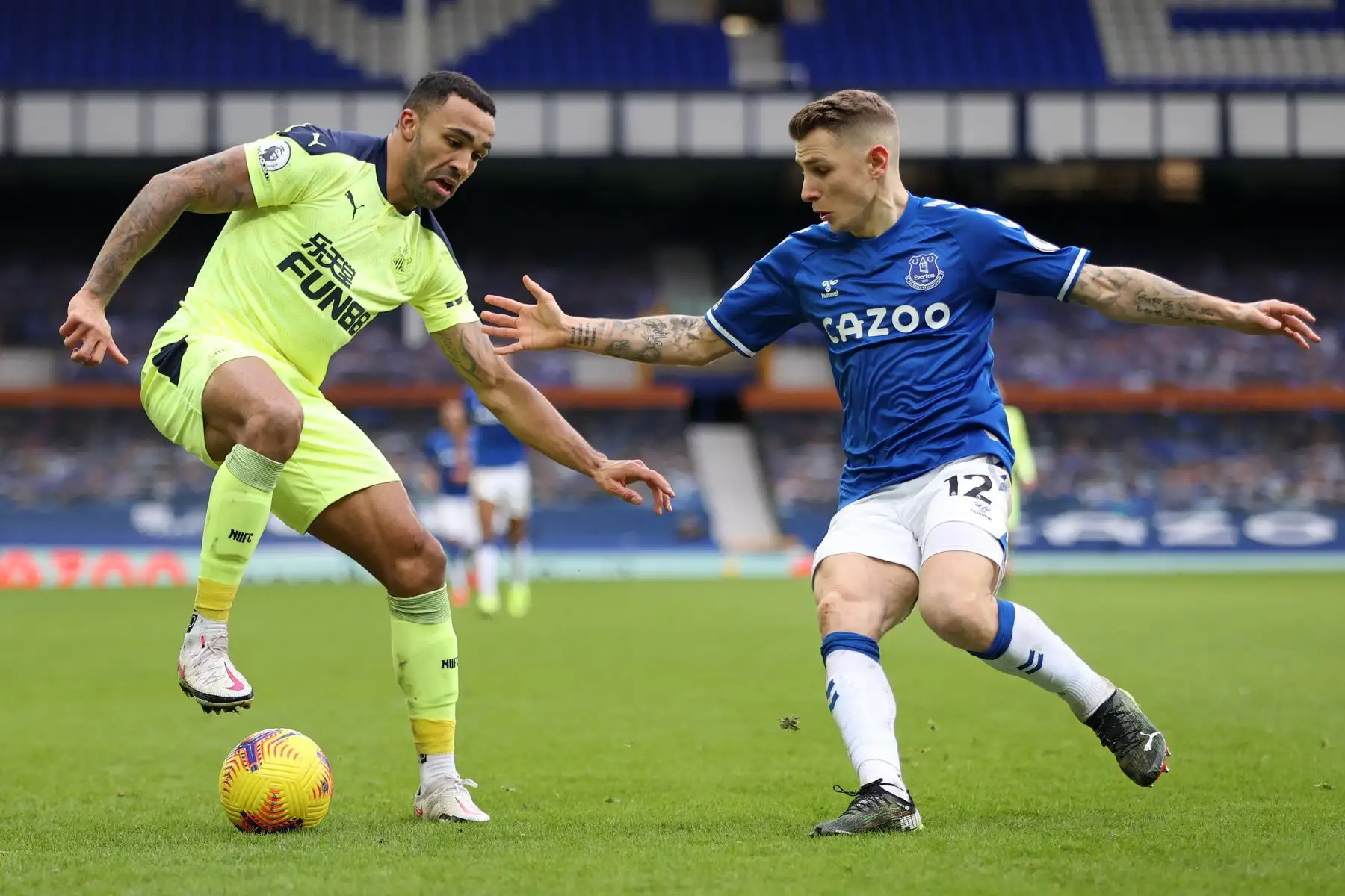 El delantero inglés del Newcastle United, Callum Wilson (izq.), Compite con el defensor francés del Everton Lucas Digne durante el partido de fútbol de la Premier League inglesa entre el Everton y el Newcastle United en Goodison Park en Liverpool, noroeste de Inglaterra.
Foto: AFP