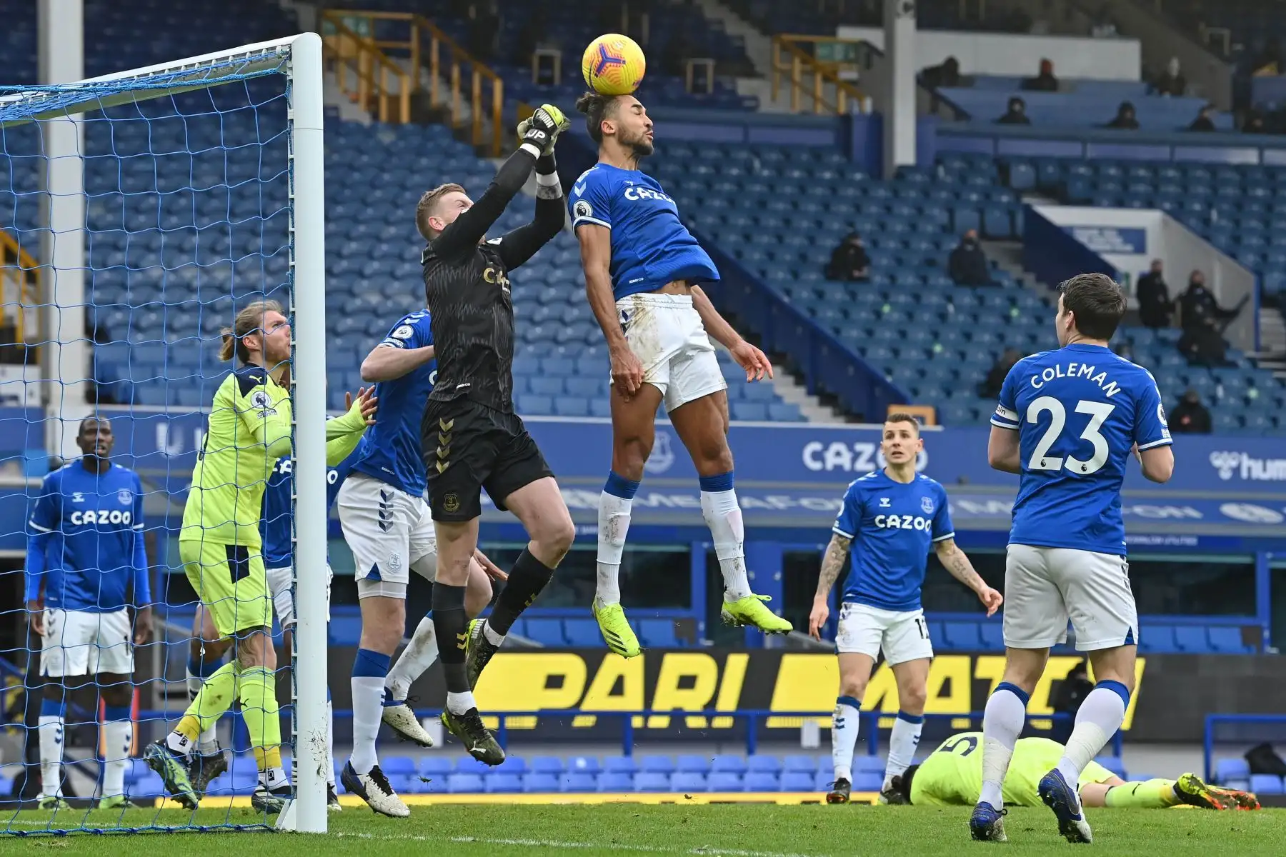 El delantero inglés del Everton Dominic Calvert-Lewin y el portero inglés del Everton Jordan Pickford (4L) compiten por despejar el mismo balón desde una esquina del Newcastle durante el partido de fútbol de la Premier League inglesa entre el Everton y el Newcastle United en Goodison Park en Liverpool, noroeste de Inglaterra. 
Foto: AFP
