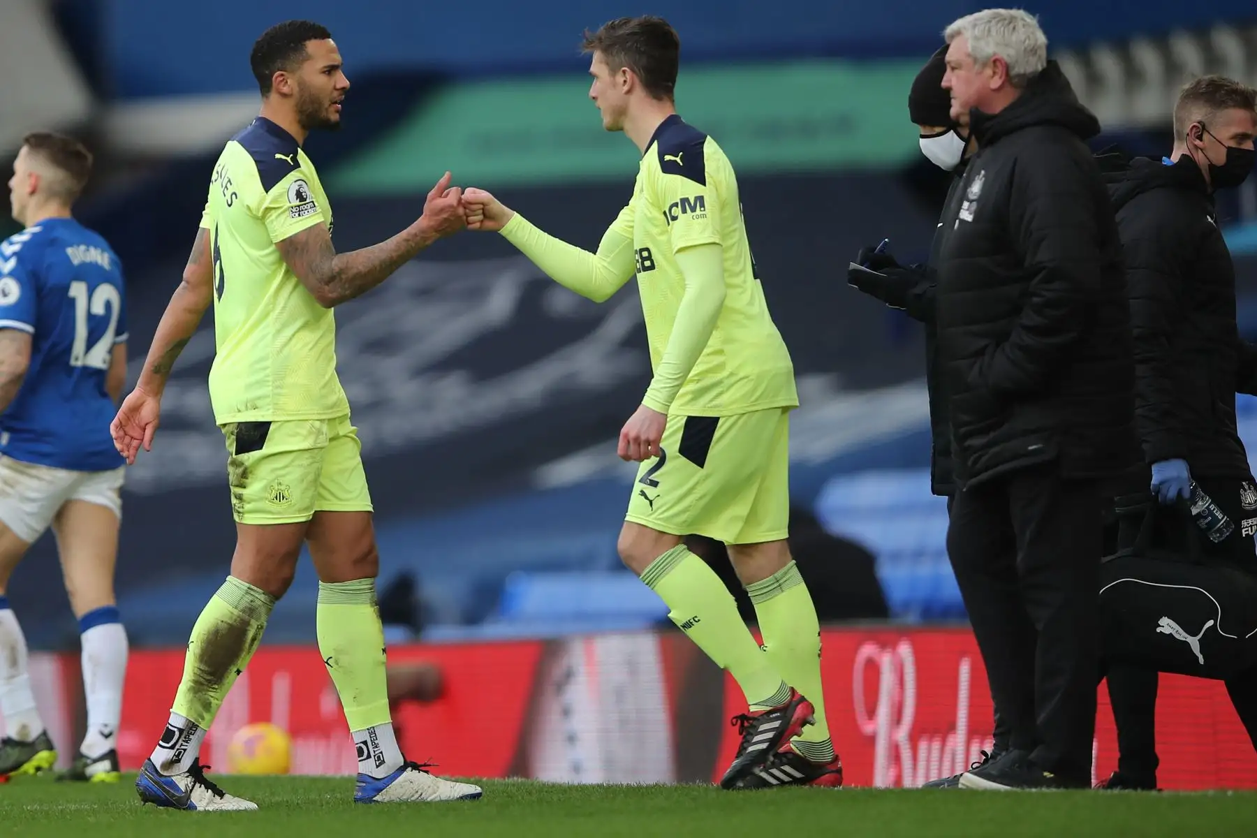 El entrenador inglés del Newcastle United Steve Bruce observa como el defensor inglés del Newcastle United Jamaal Lascelles es sustituido por Ciaran Clark del Newcastle United durante el partido de fútbol de la Premier League inglesa entre el Everton y el Newcastle.
Foto: AFP