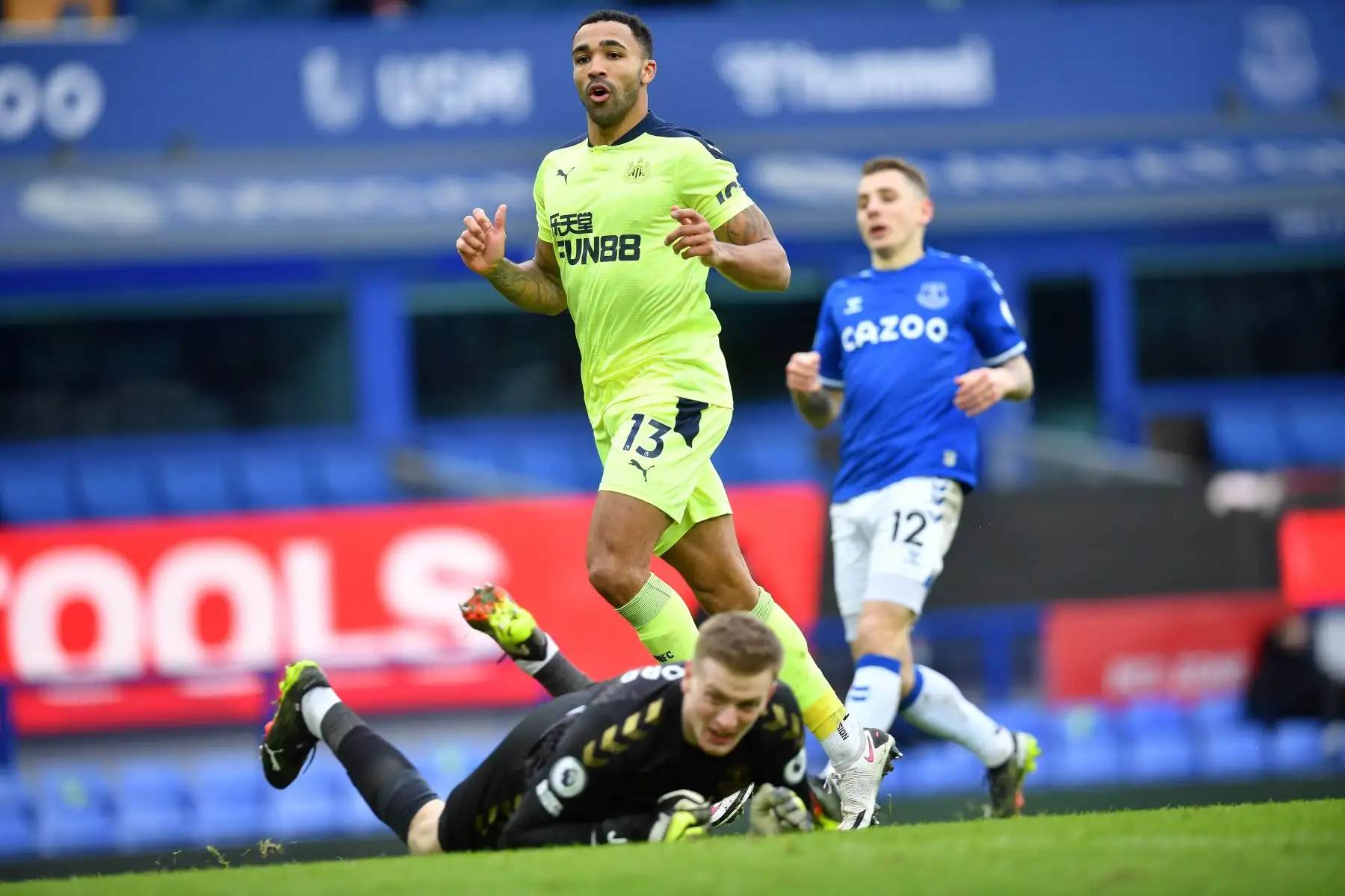 El delantero inglés del Newcastle United, Callum Wilson, reacciona después de no anotar durante el partido de fútbol de la Premier League inglesa entre el Everton y el Newcastle.
Foto: AFP