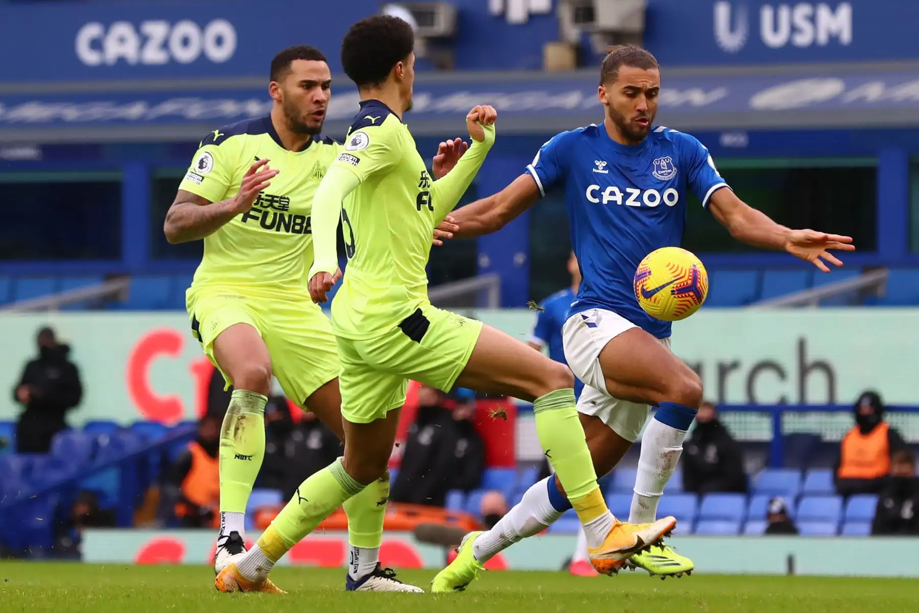 El delantero inglés del Everton Dominic Calvert-Lewin compite con el defensor norirlandés nacido en Inglaterra del Newcastle United, Jamal Lewis  y el defensor inglés del Newcastle United Jamaal Lascelles durante el partido de fútbol de la Premier League inglesa entre el Everton y el Newcastle.
Foto: AFP