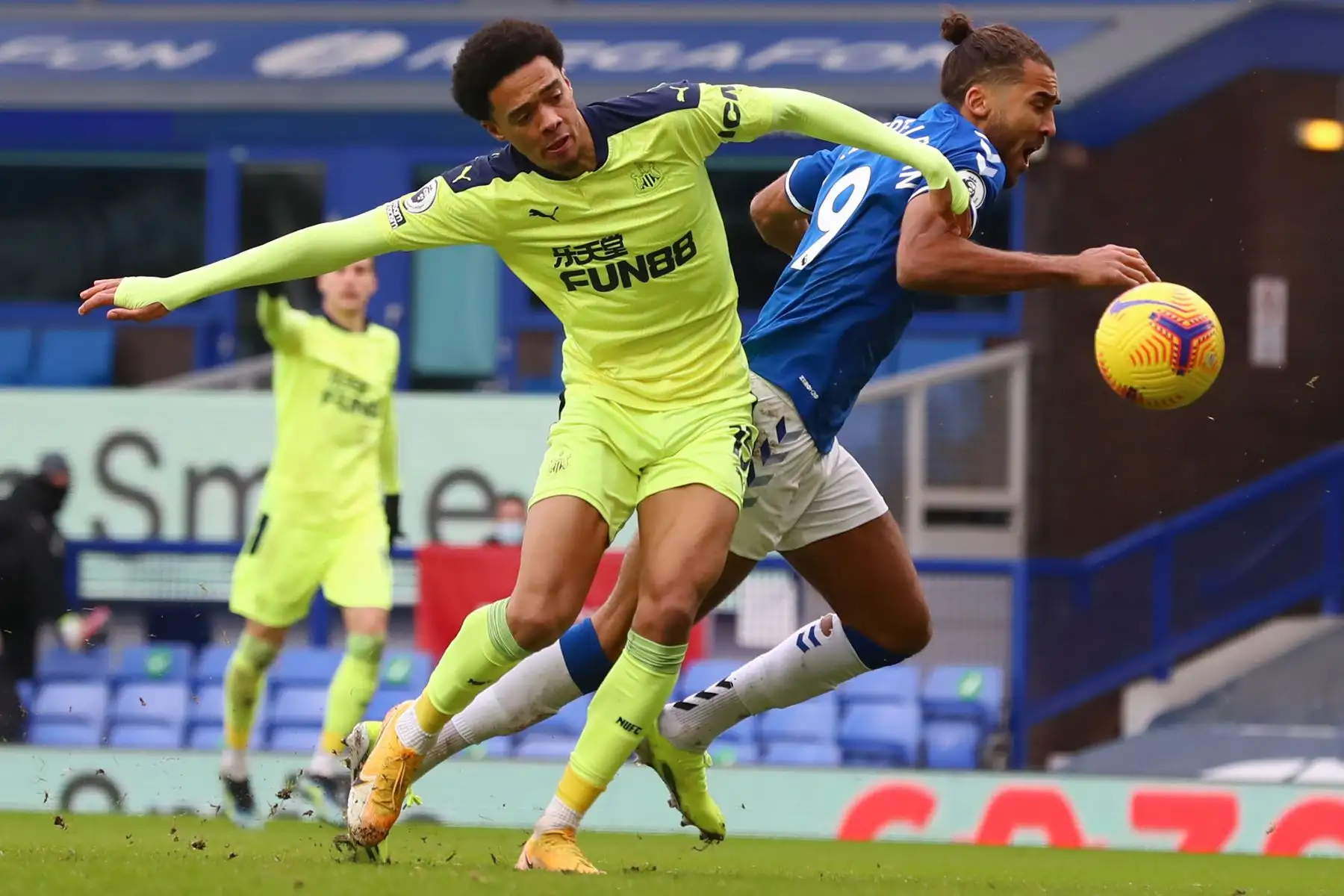 El defensa norirlandés de origen inglés del Newcastle United, Jamal Lewis, Compite con el delantero inglés del Everton Dominic Calvert-Lewin durante el partido de fútbol de la Premier League inglesa entre el Everton y el Newcastle. 
 Foto: AFP