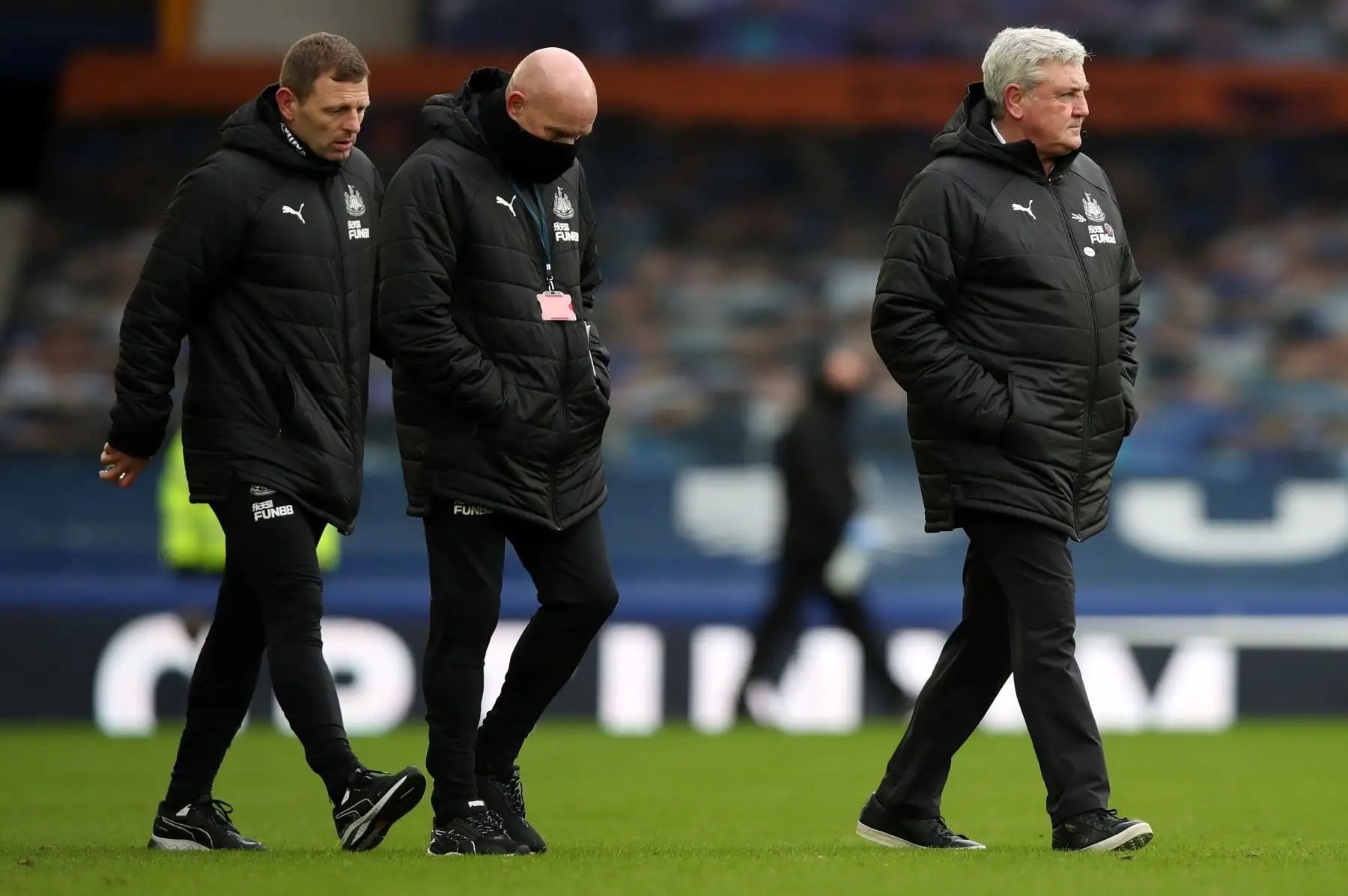 El entrenador inglés del Newcastle United, Steve Bruce, camina con su cuerpo técnico mientras abandonan la cancha en el medio tiempo durante el partido de fútbol de la Premier League inglesa entre Everton y Newcastle. 
Foto: AFP