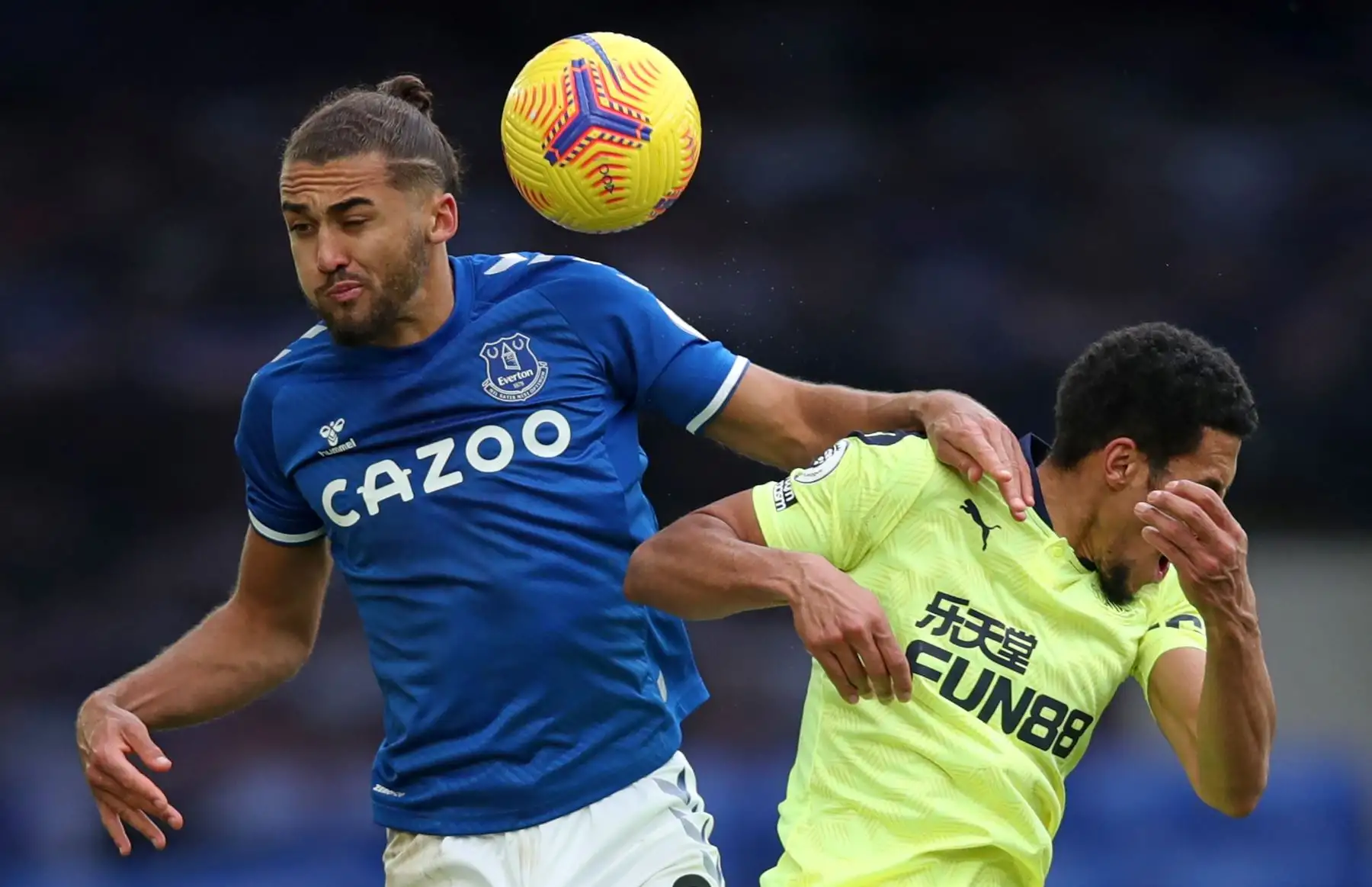 El delantero inglés del Everton Dominic Calvert-Lewin  Ve con el mediocampista inglés del Newcastle United Isaac Hayden para cabecear el balón durante el partido de fútbol de la Premier League inglesa entre el Everton y el Newcastle.
 Foto: AFP