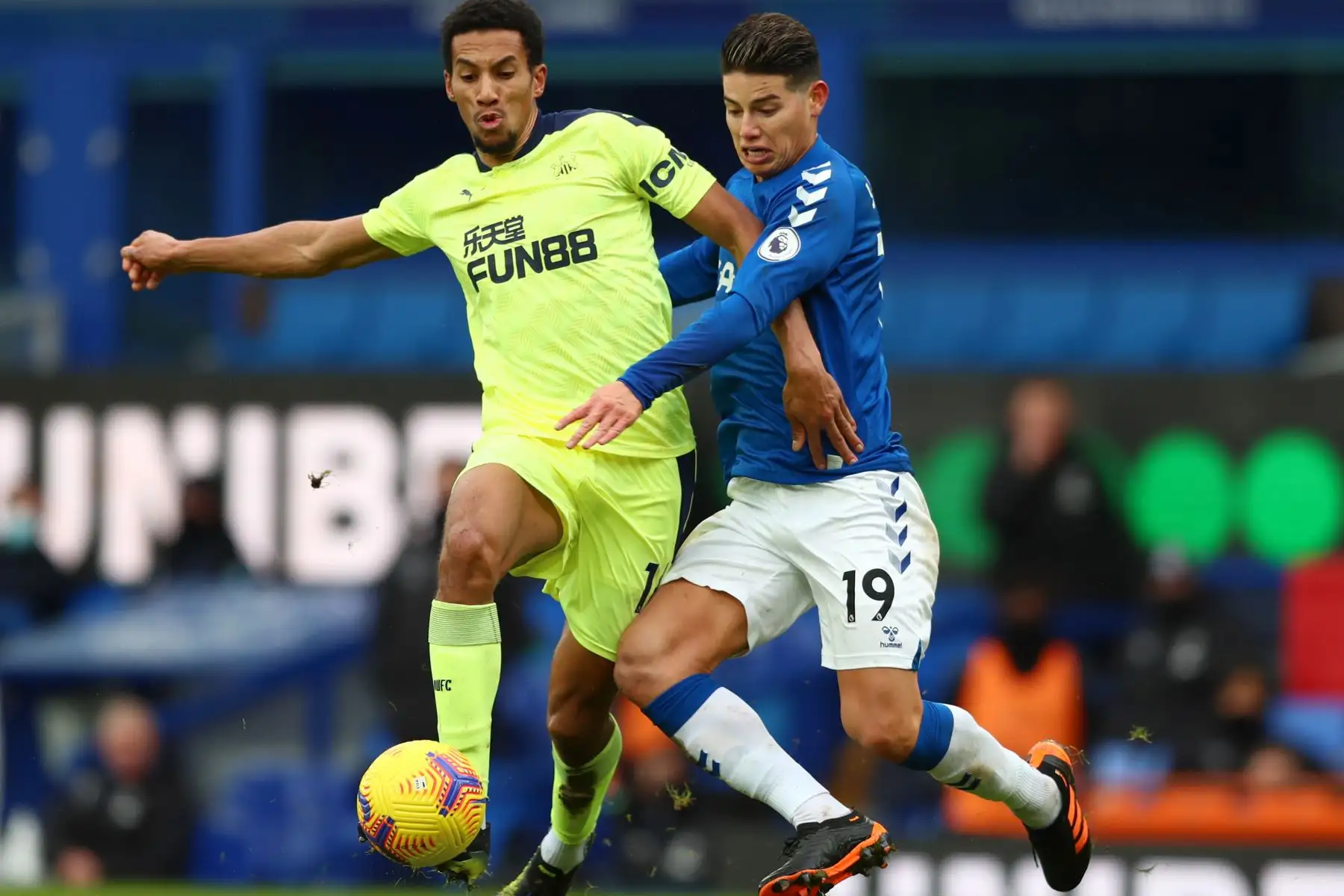 El mediocampista inglés del Newcastle United Isaac Hayden compite con el mediocampista colombiano del Everton James Rodríguez durante el partido de fútbol de la Premier League inglesa entre Everton y Newcastle.
Foto: AFP