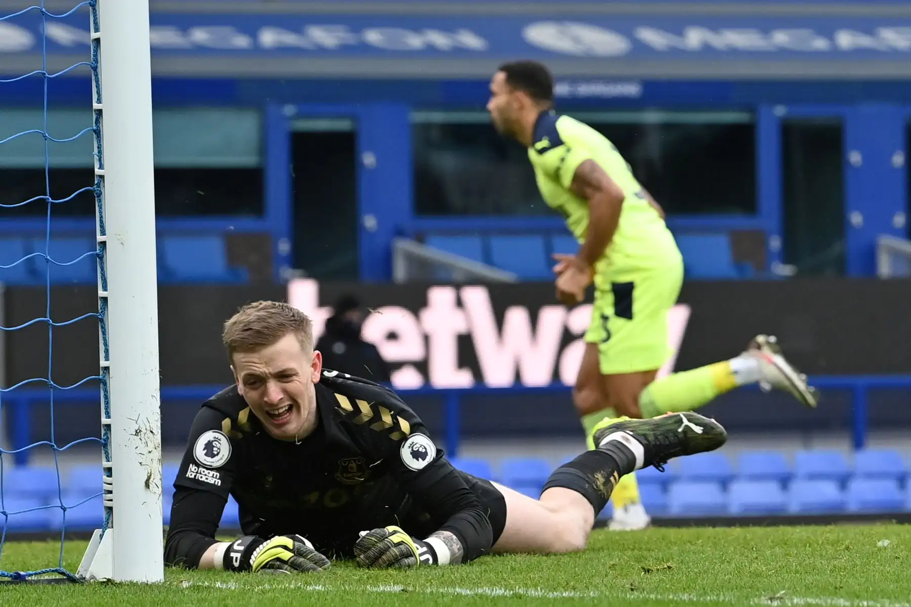El portero inglés del Everton, Jordan Pickford, reacciona cuando el delantero inglés del Newcastle United, Callum Wilson, celebra el gol de apertura durante el partido de fútbol de la Premier League inglesa entre el Everton y el Newcastle.
Foto: AFP