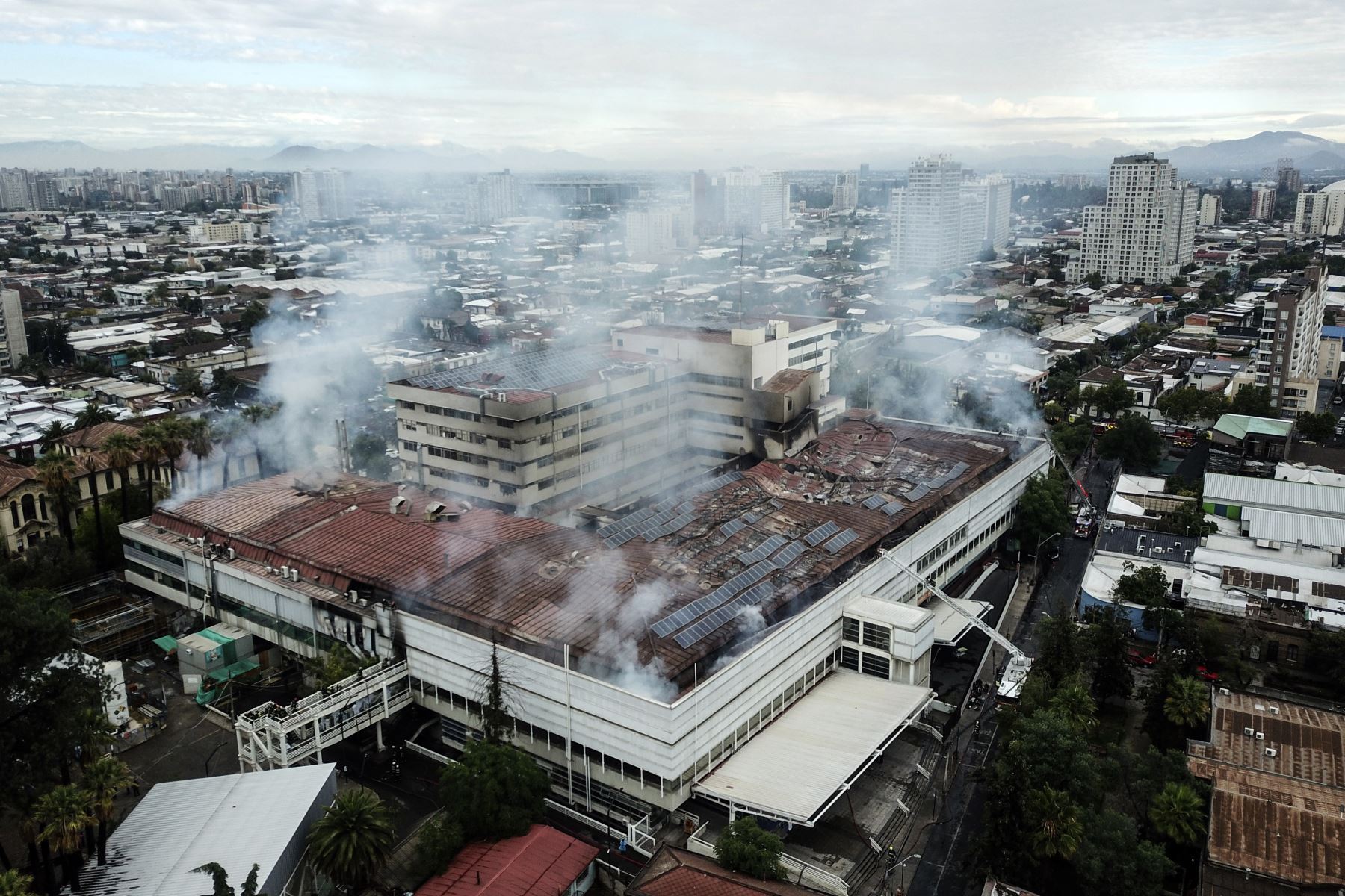 Un incendio en el Hospital San Borja de Santiago en la madrugada del sábado obligó a la evacuación de parte del edificio por humo y llamas. sin que se reporten heridos ni muertos en el incidente, que afectó a una unidad pediátrica.
Foto: AFP