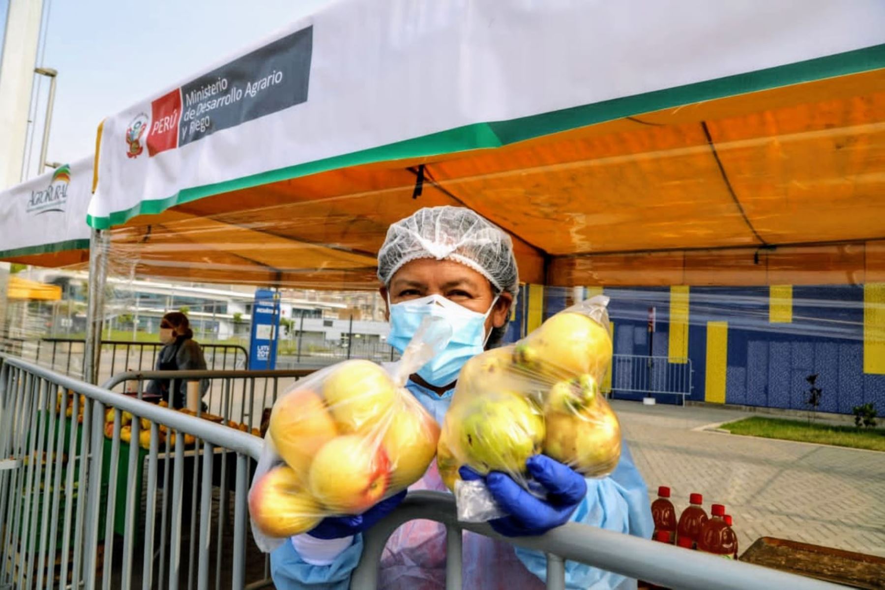 El ministro de Desarrollo Agrario y Riego, Federico Tenorio, anunció que su sector promoverá el funcionamiento de más de 3,500 mercados itinerantes “De la chacra a la olla” modelo 2021, que beneficiarán a 2.5 millones de consumidores en 24 regiones del país. Foto: ANDINA/difusión.