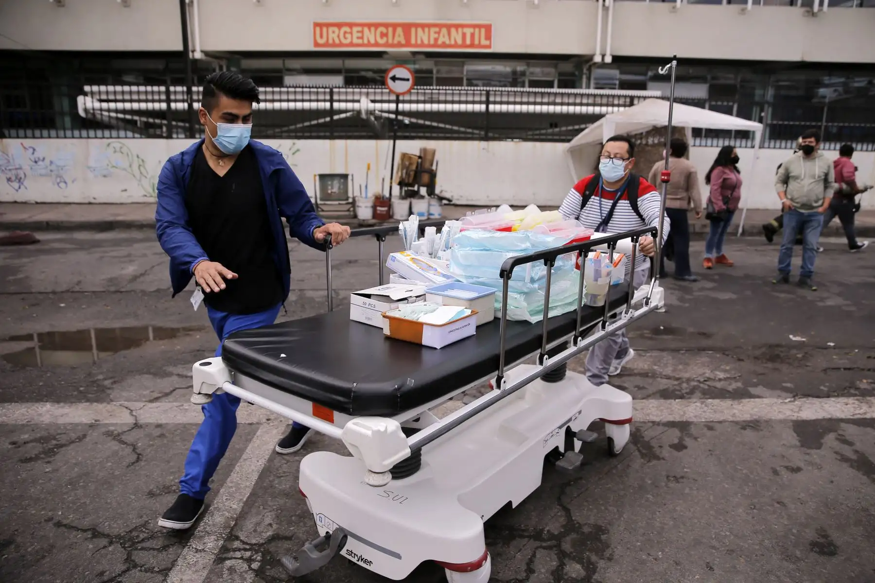 Un paciente es evacuado del Hospital San Borja en Santiago, Incendio en la madrugada del sábado obligó a la evacuación de parte del edificio por humo y llamas, con no se reportaron heridos ni muertos en el incidente.
Foto: AFP