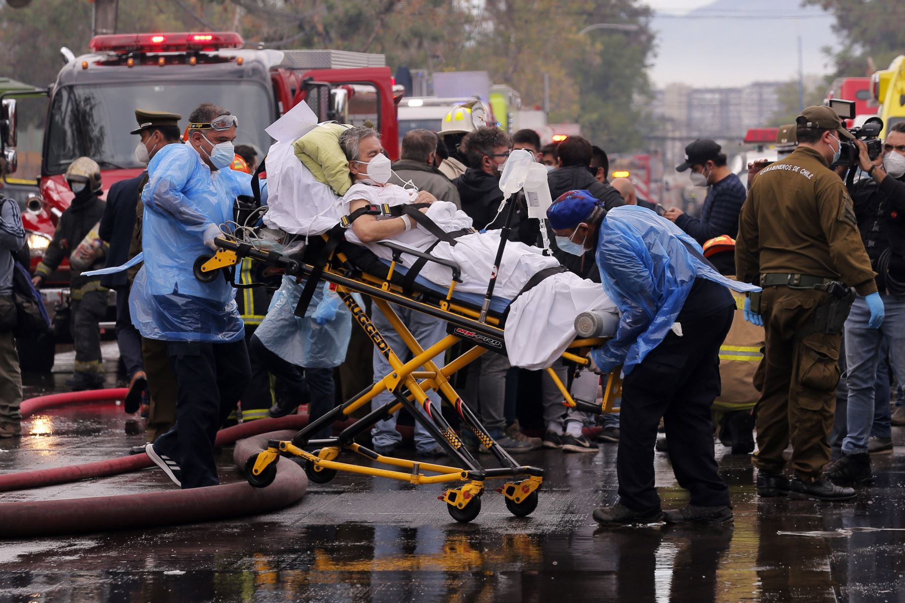 Un paciente es evacuado del Hospital San Borja en Santiago, Incendio en la madrugada del sábado obligó a la evacuación de parte del edificio por humo y llamas, con no se reportaron heridos ni muertos en el incidente.
Foto: AFP