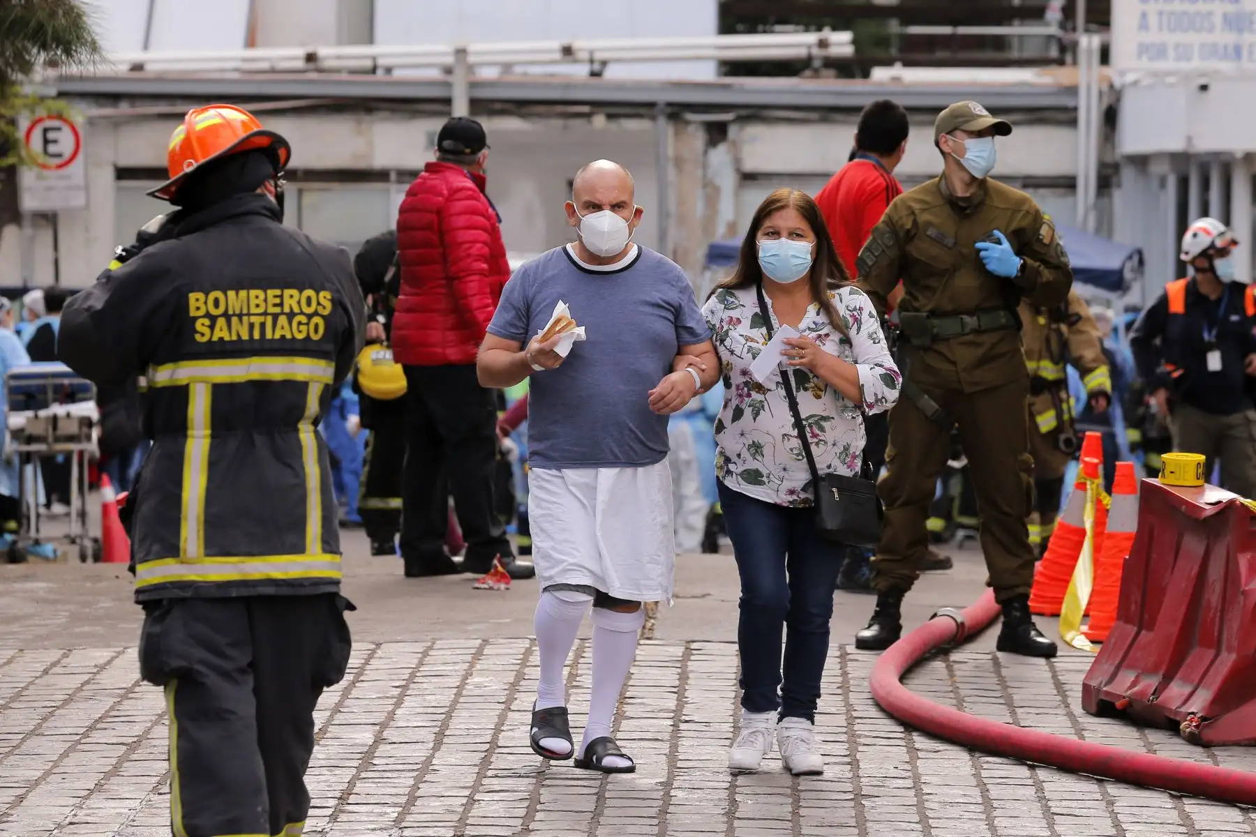 Un paciente es evacuado del Hospital San Borja en Santiago, Incendio en la madrugada del sábado obligó a la evacuación de parte del edificio por humo y llamas, con no se reportaron heridos ni muertos en el incidente.
Foto: AFP