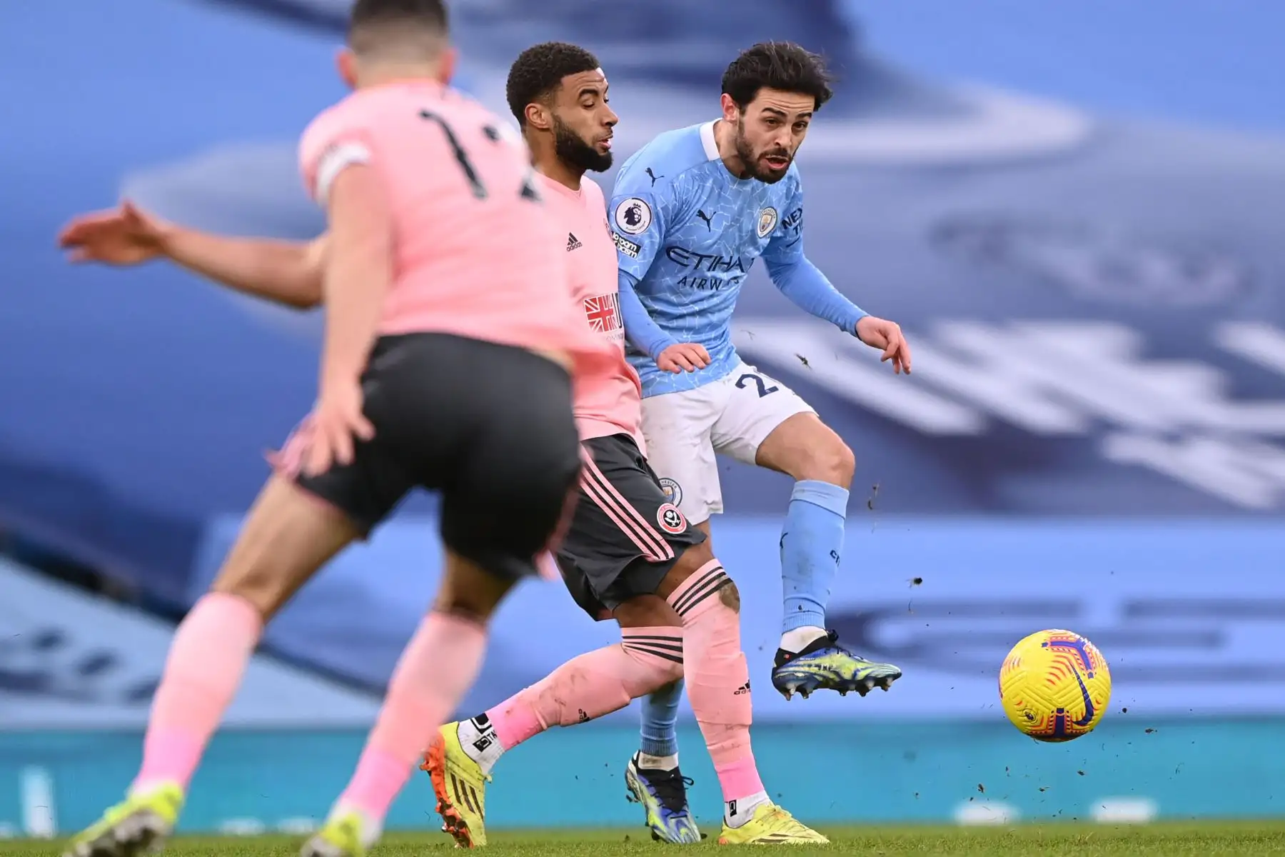 El centrocampista portugués del Manchester City Bernardo Silva (R) juega el balón durante el partido de fútbol de la Premier League inglesa entre el Manchester City y el Sheffield United, noroeste de Inglaterra.
Foto: AFP