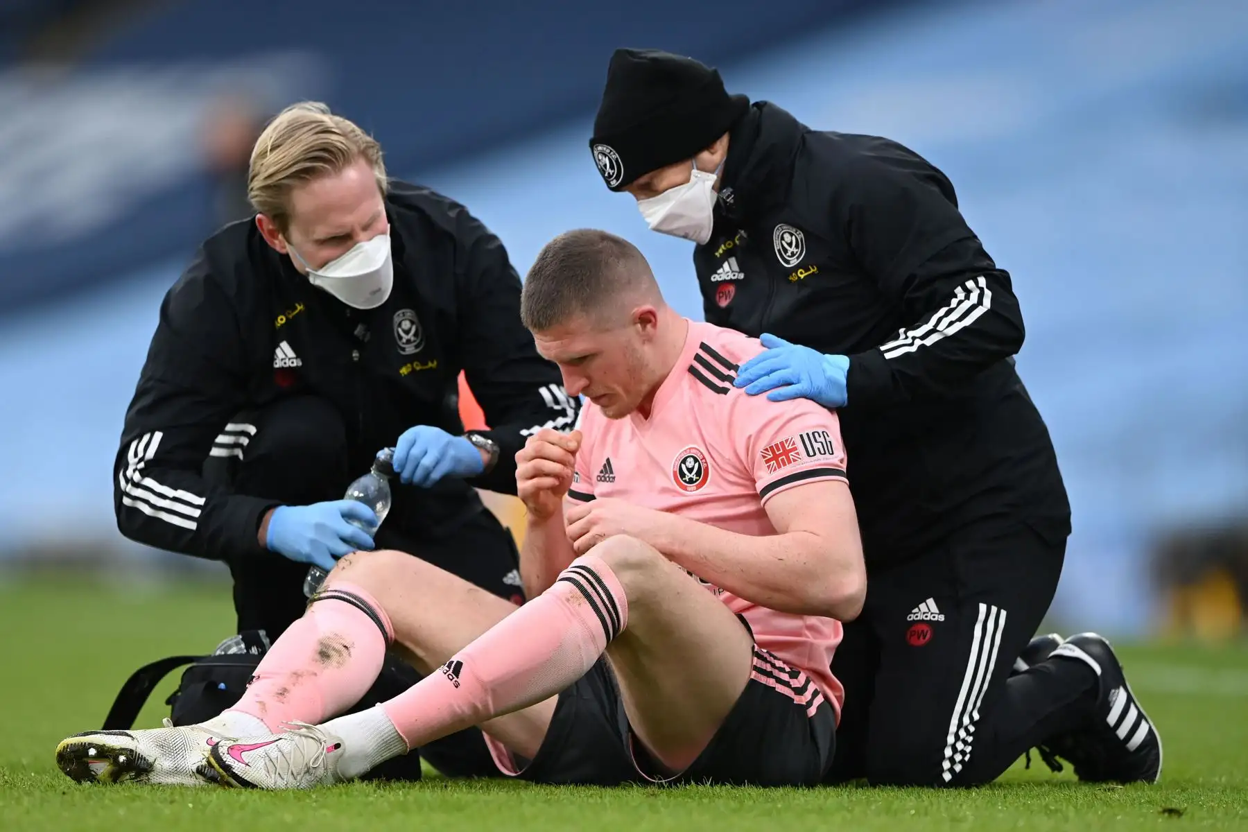 El mediocampista inglés del Sheffield United, John Lundstram, llama la atención después de un choque de cabezas durante el partido de fútbol de la Premier League inglesa entre el Manchester City y el Sheffield United, noroeste de Inglaterra. 
Foto: AFP