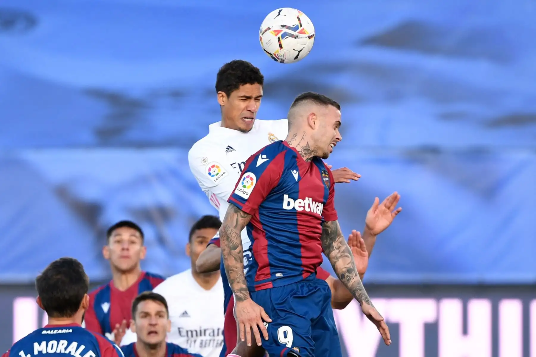 El defensa francés del Real Madrid Raphael Varane cabecea el balón con el delantero español del Levante Roger Martí durante el partido de fútbol de la liga española Real Madrid CF contra el Levante.
Foto: AFP