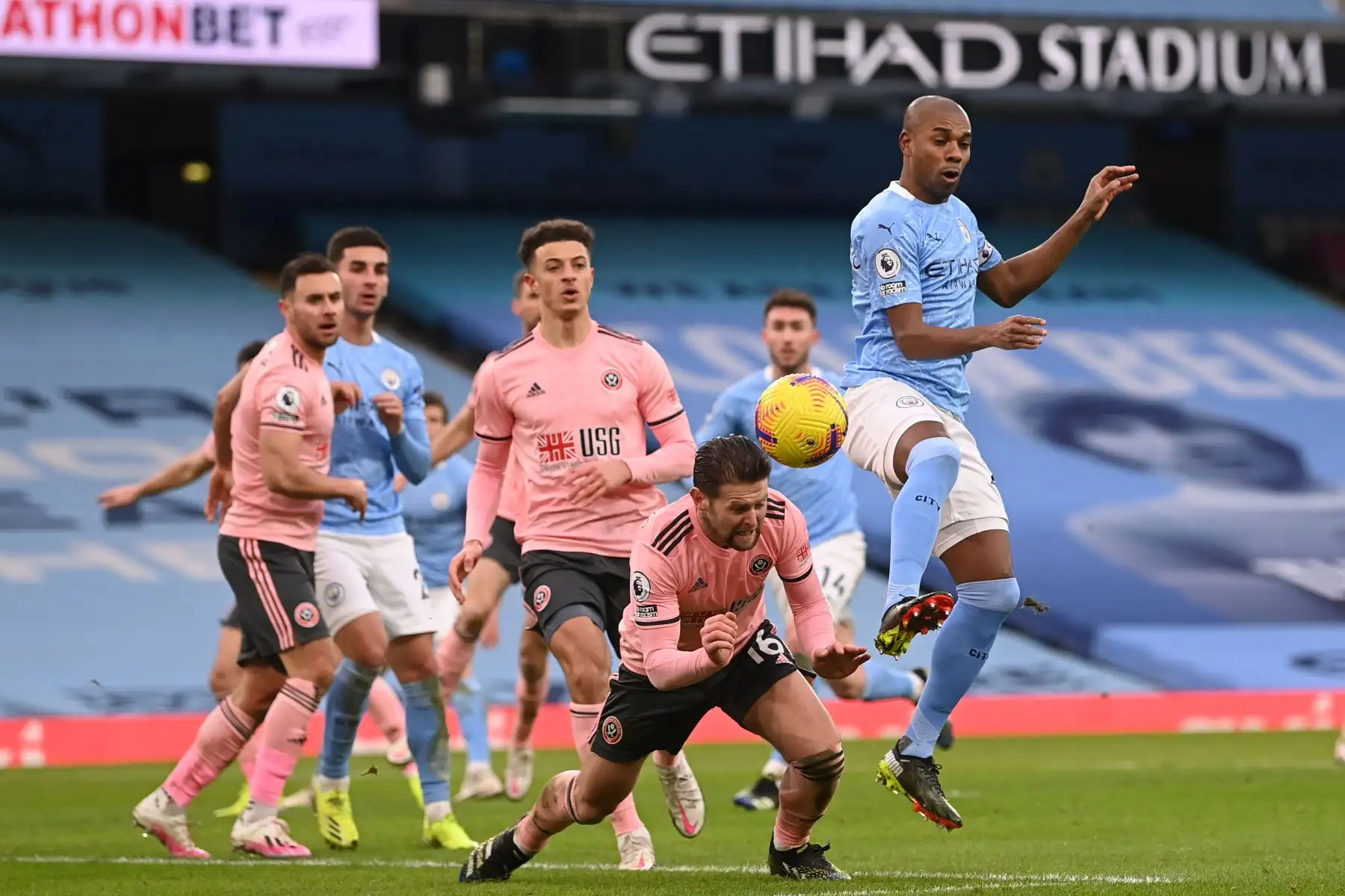 El centrocampista norirlandés de origen inglés del Sheffield United Oliver Norwood dirige la bola clara en el poste delantero delante del centrocampista brasileño del Manchester City Fernandinho durante el partido de fútbol de la Premier League inglesa entre el Manchester City y el Sheffield United.
Foto: AFP