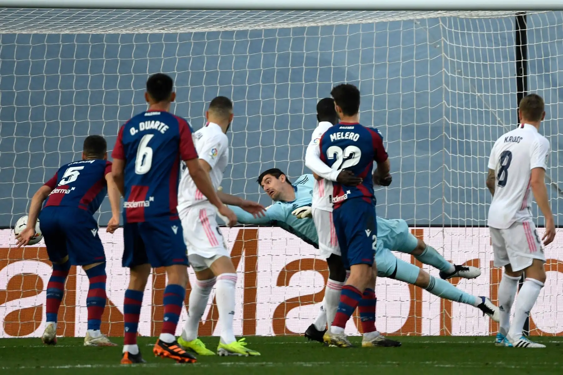 El portero belga del Real Madrid Thibaut Courtois concede un segundo gol del delantero español del Levante Roger Martí durante el partido de la liga española Real Madrid CF contra el Levante.
Foto: AFP