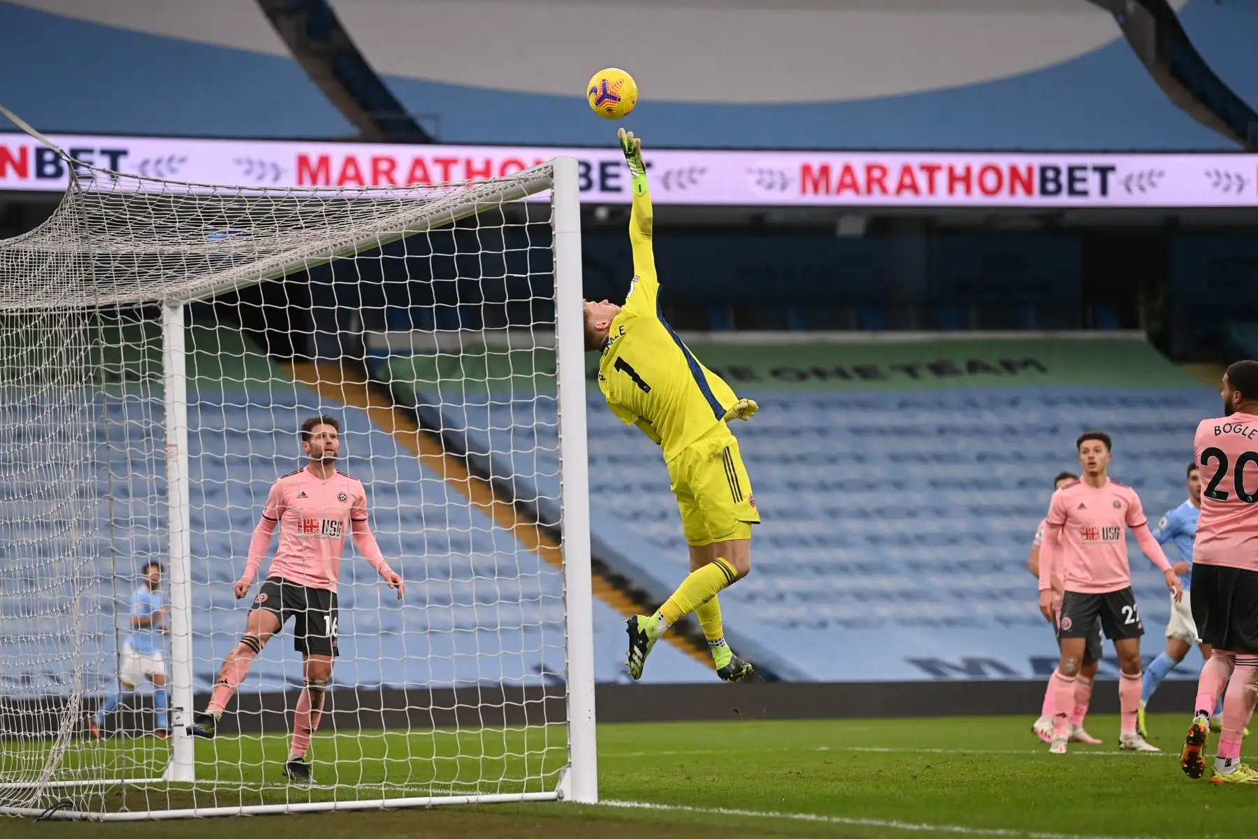 El portero inglés del Sheffield United, Aaron Ramsdale, inclina el balón por encima de la barra durante el partido de fútbol de la Premier League inglesa entre el Manchester City y el Sheffield United.
Foto: AFP