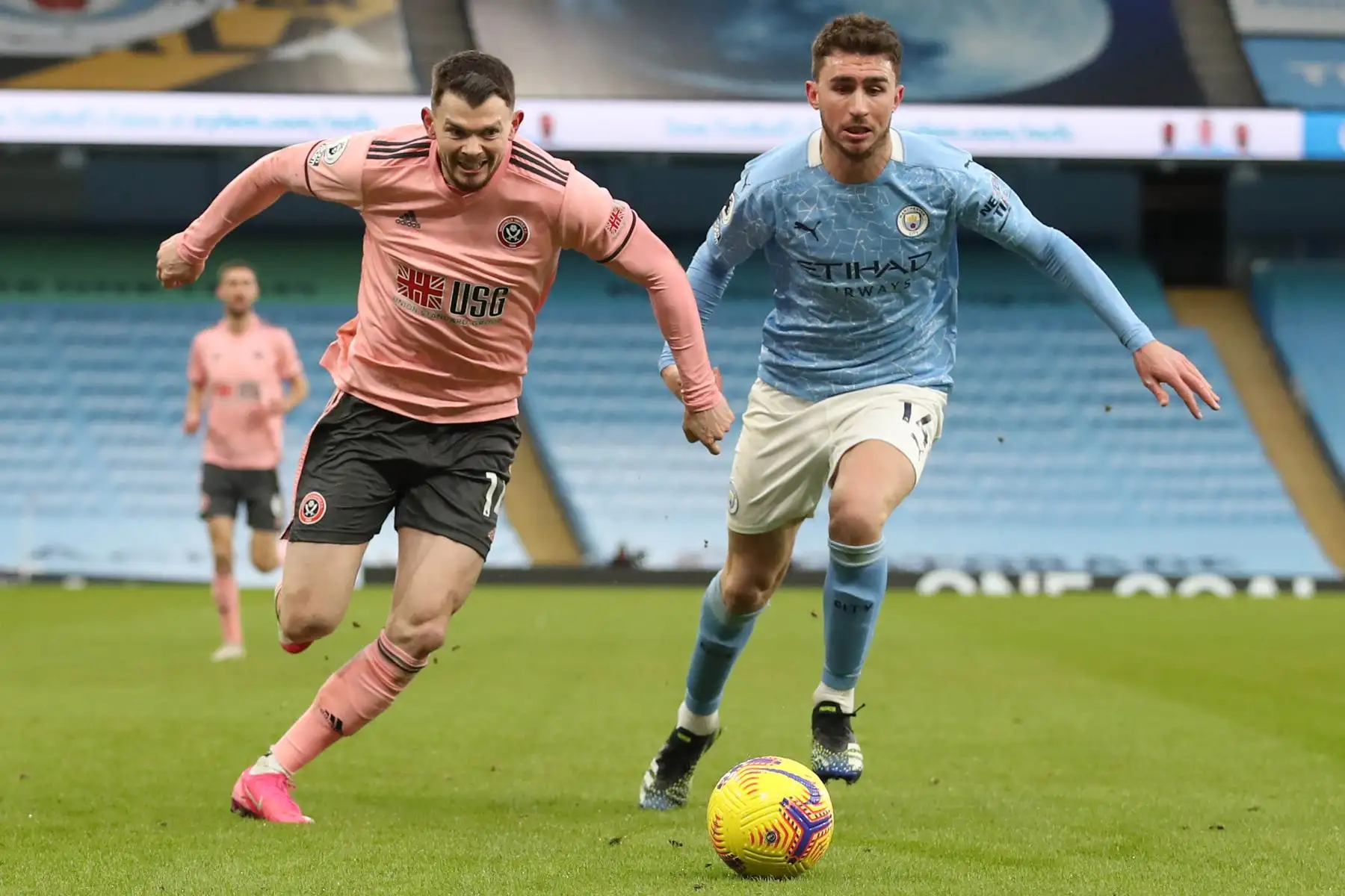 El delantero escocés del Sheffield United Oliver Burke y el defensor francés del Manchester City Aymeric Laporte persiguen el balón durante el partido de fútbol de la Premier League inglesa entre el Manchester City y el Sheffield United.
Foto: AFP