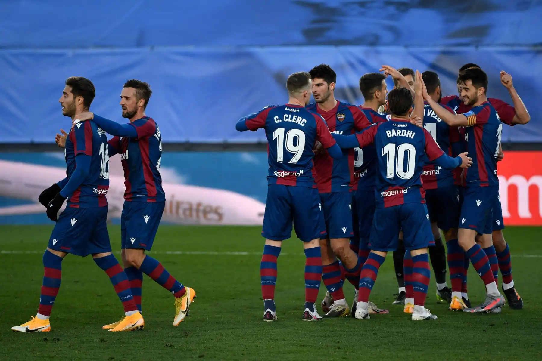 Los jugadores del Levante celebran su victoria en la final del partido de fútbol de la liga española Real Madrid CF contra el Levante UD en el estadio Alfredo di Stefano de Valdebebas, en las afueras de Madrid.
Foto : AFP