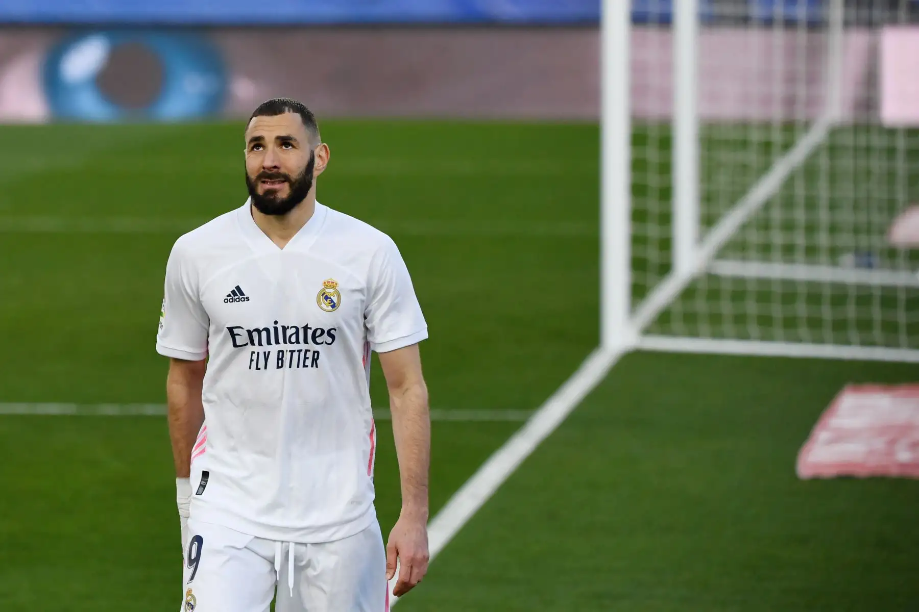 El delantero francés del Real Madrid Karim Benzema abandona el terreno de juego durante el partido de fútbol de la liga española Real Madrid CF contra el Levante UD en el estadio Alfredo di Stefano de Valdebebas, en las afueras de Madrid.
Foto AFP