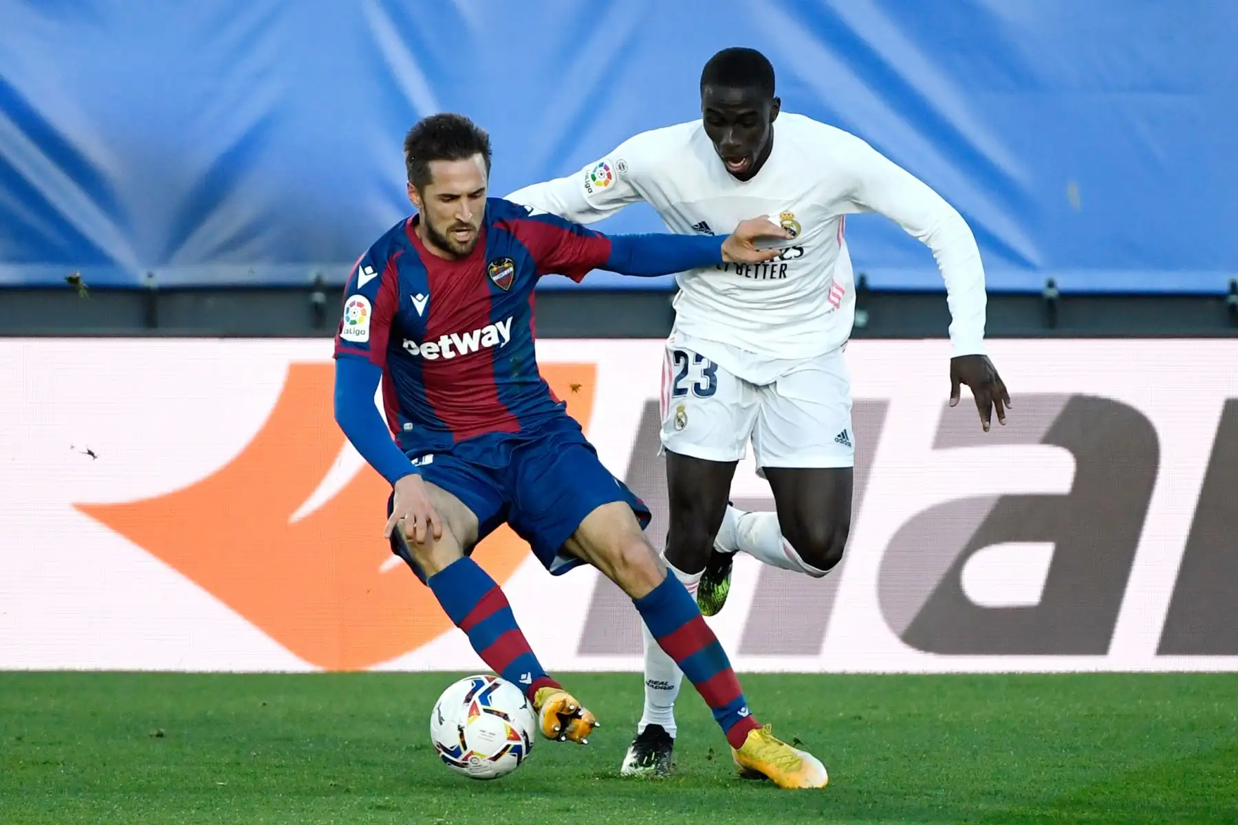 El centrocampista español del Levante Jorge Miramón compite con el defensor francés del Real Madrid Ferland Mendy durante el partido de la liga española Real Madrid CF contra el Levante UD en el estadio Alfredo di Stefano de Valdebebas, en las afueras de Madrid.
Foto: AFP