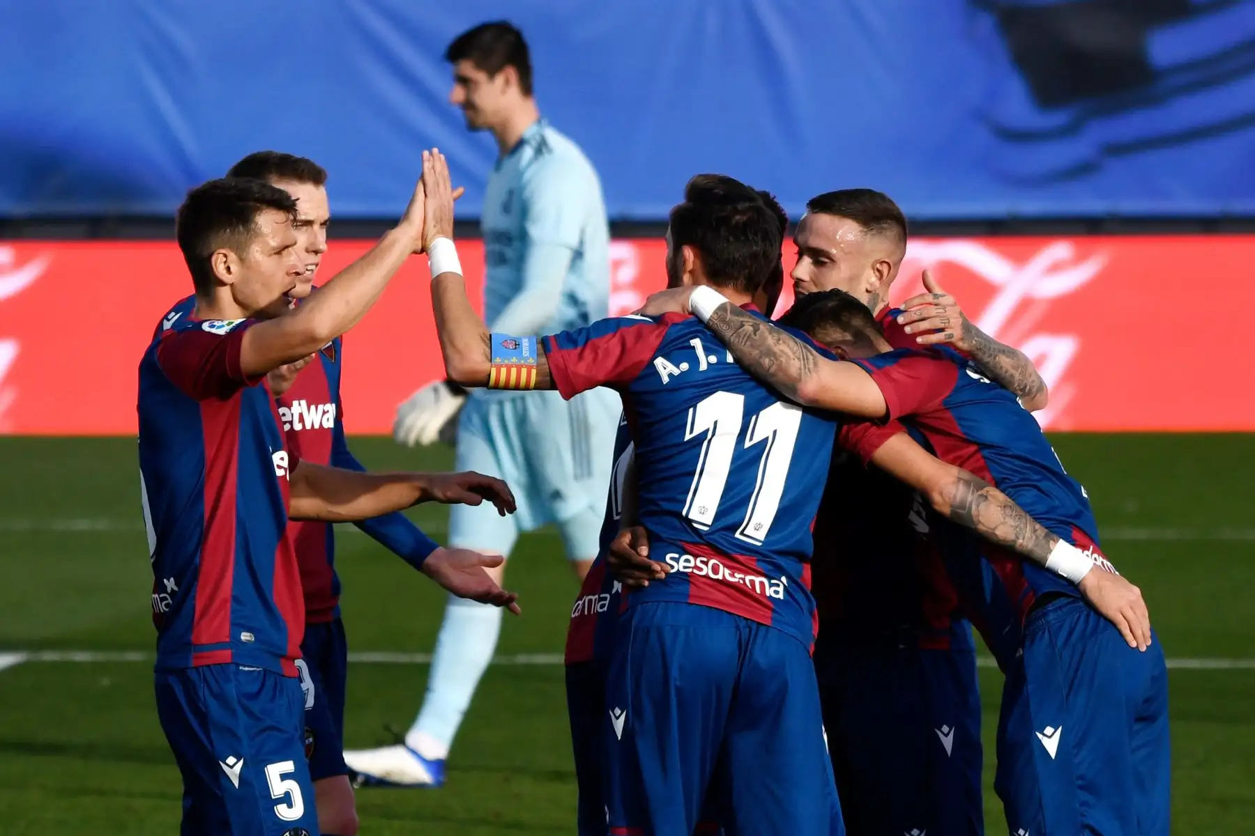 El centrocampista español del Levante José Luis Morales  celebra tras marcar un gol durante el partido de fútbol de la liga española Real Madrid CF contra el Levante UD en el estadio Alfredo di Stefano de Valdebebas, en las afueras de Madrid.
Foto: AFP